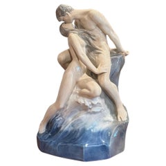 Une grande sculpture en porcelaine représentant un couple s'embrassant par la mer par Royal Copenhagen