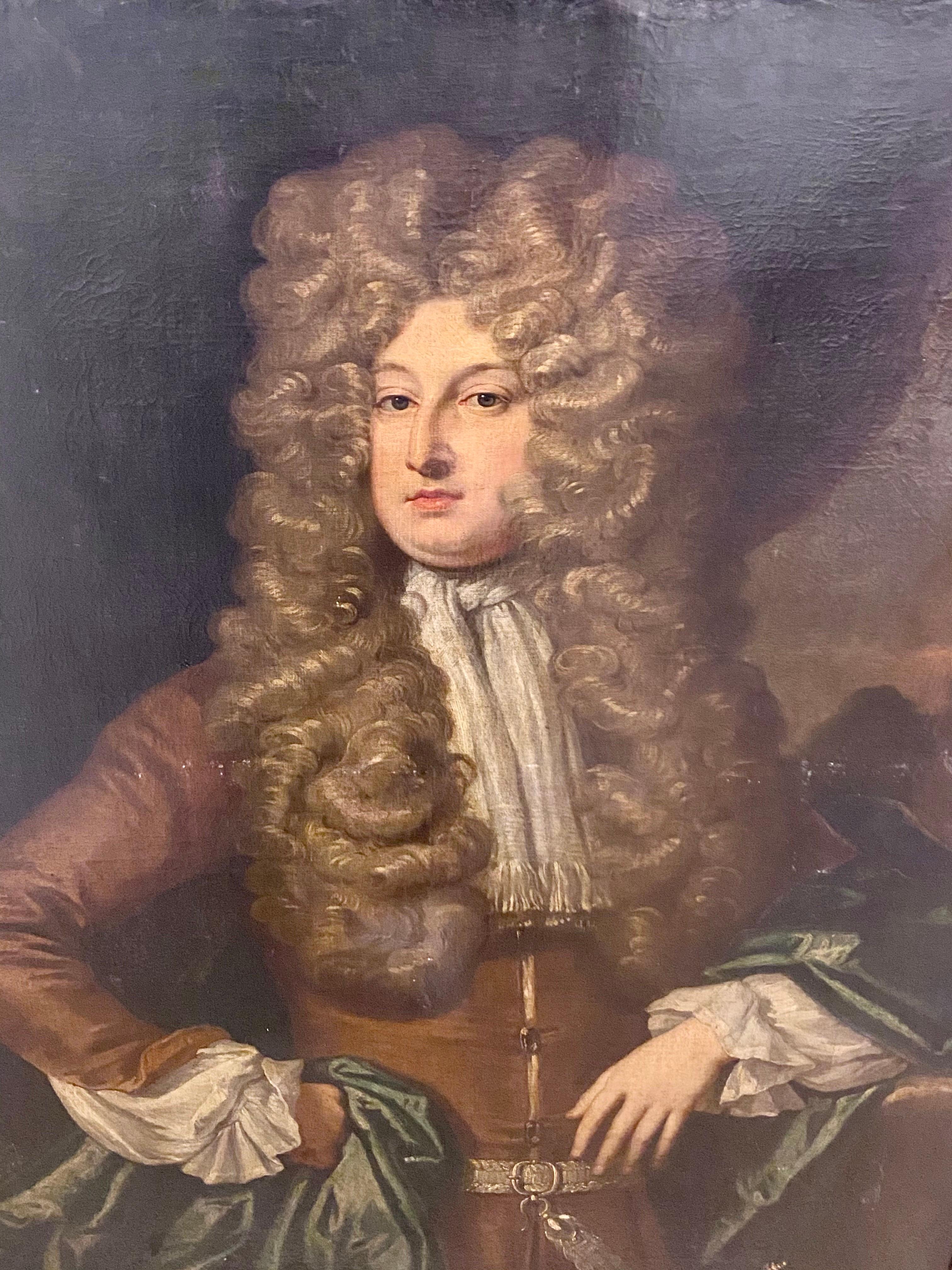 Un retrato del siglo XVIII, grande, sensiblemente realizado y muy decorativo, de un elegante joven caballero  Lleva una larga peluca empolvada y un extravagante traje que incluye una levita marrón eléctrico con broche enjoyado y un fino corbatón de