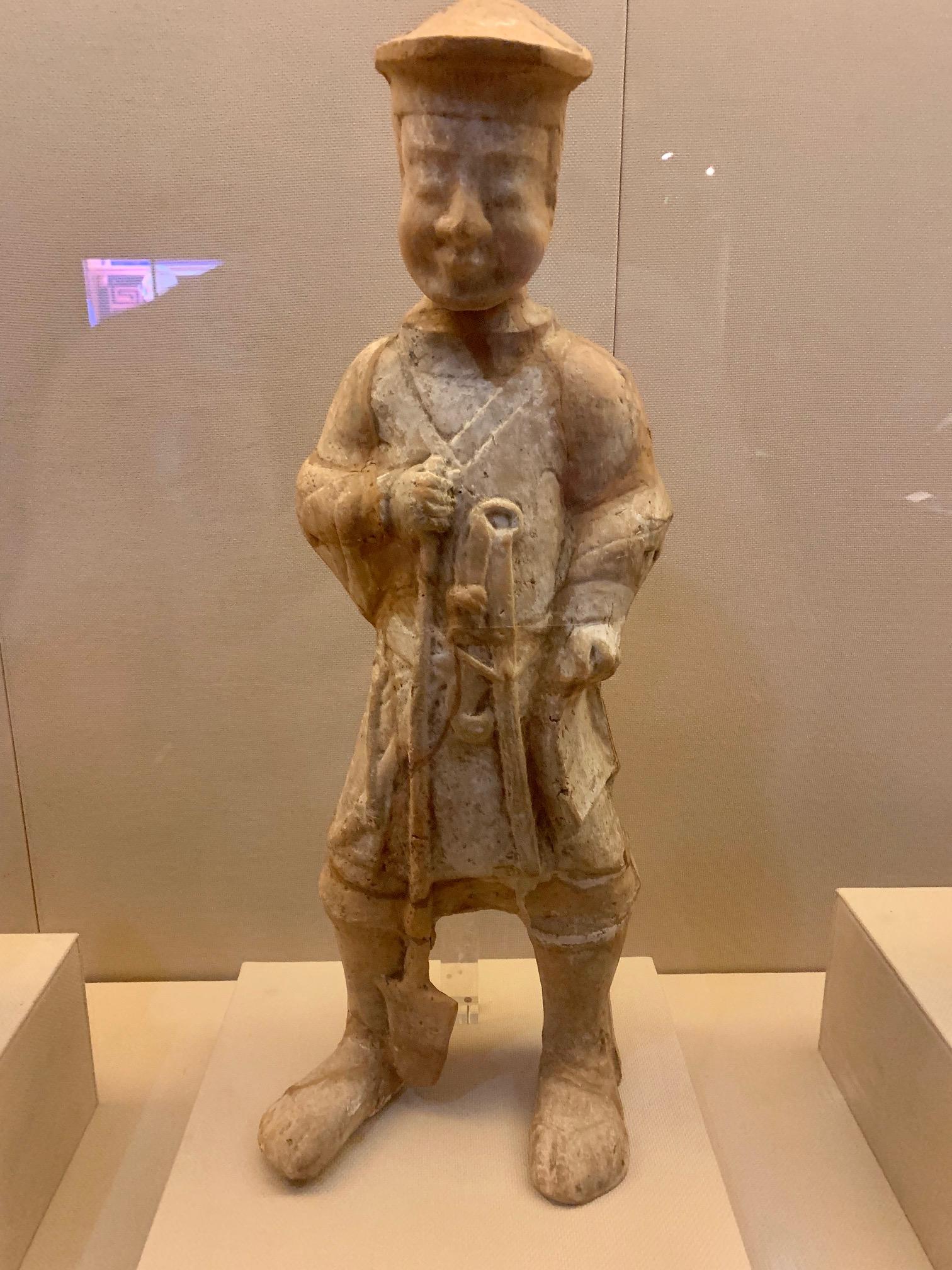 Gran figura de tumba china de terracota Dinastía Han Oriental en venta 8