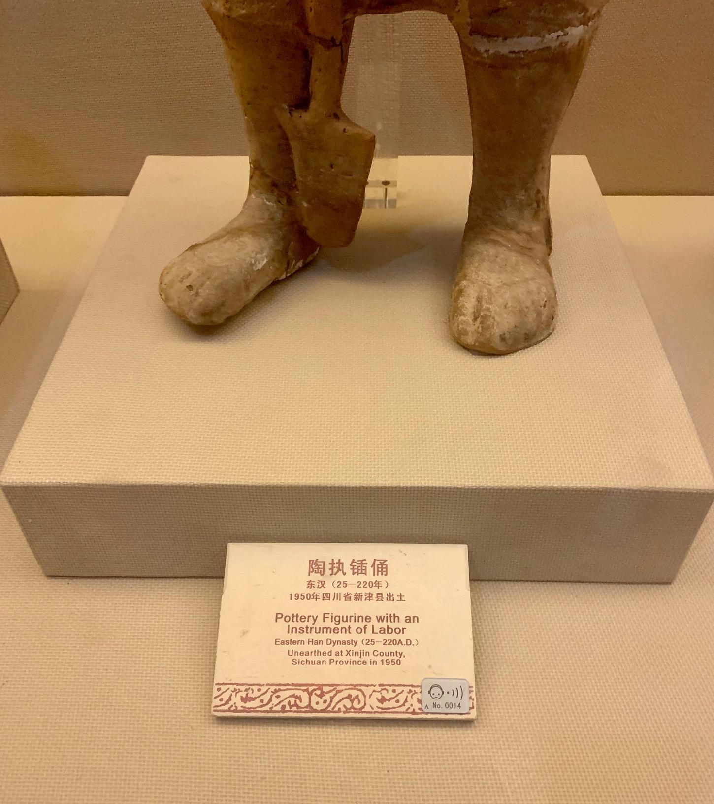 Grande figurine de Tombe en terre cuite chinoise de la dynastie East Han en vente 9