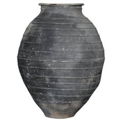 Un grande vaso portoghese primitivo in terracotta nera dell'inizio del 18° secolo Wabi Sabi
