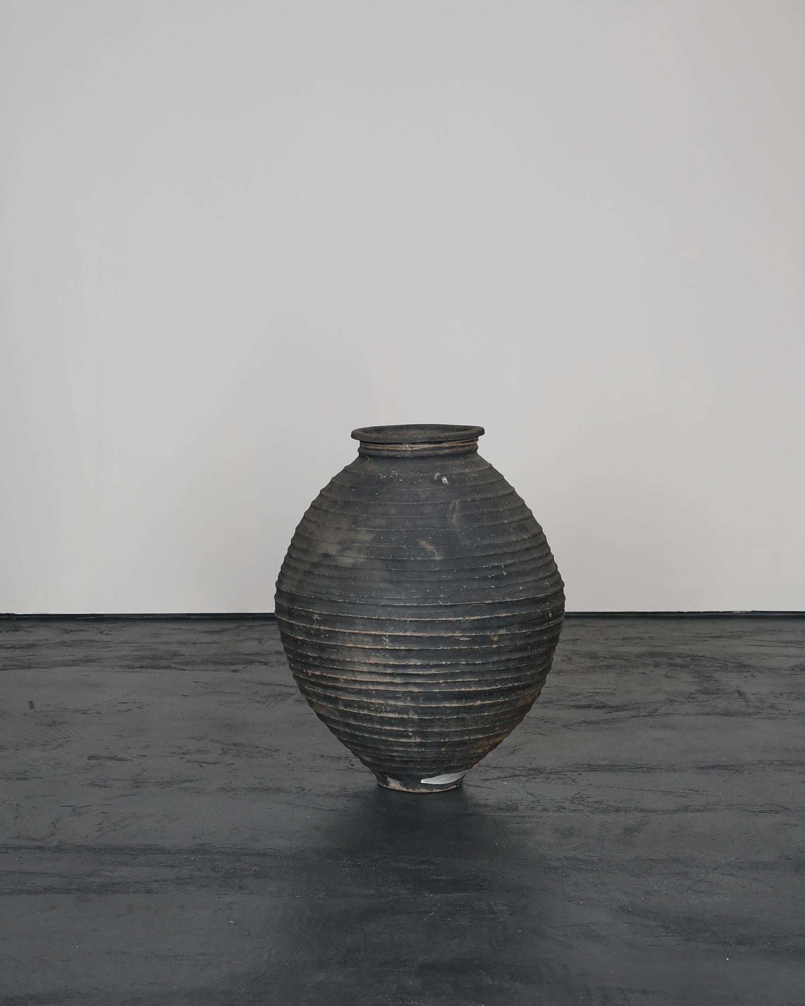 Un grande vaso di terracotta nera proveniente dalla regione di Trás-os-Montes, nel nord-est del Portogallo.

Originariamente veniva utilizzato per conservare l'olio o il vino.

Fortemente patinato con struttura increspata.

Spedizione gratuita in