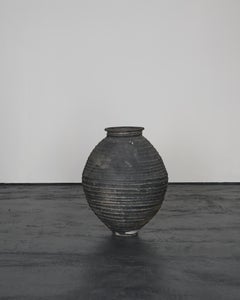 Un grande vaso portoghese primitivo in terracotta nera dell'inizio del XIX secolo Wabi Sabi