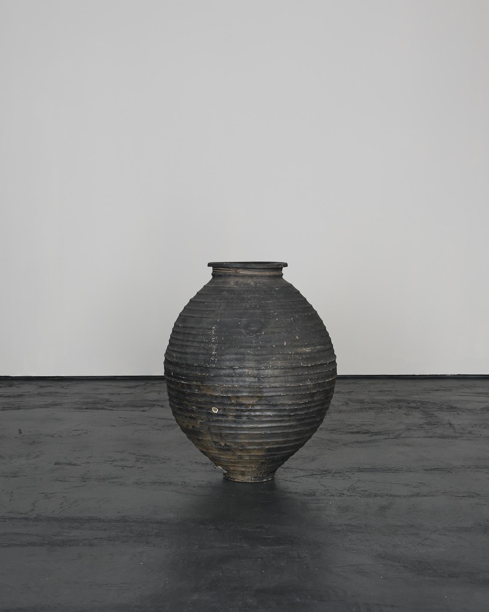 Portoghese Un grande vaso portoghese primitivo in terracotta nera dell'inizio del XIX secolo Wabi Sabi in vendita