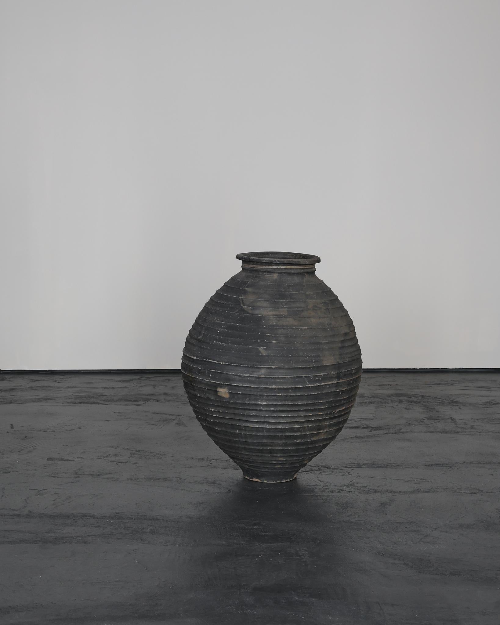 Un grande vaso portoghese primitivo in terracotta nera dell'inizio del XIX secolo Wabi Sabi In condizioni buone in vendita a London, GB