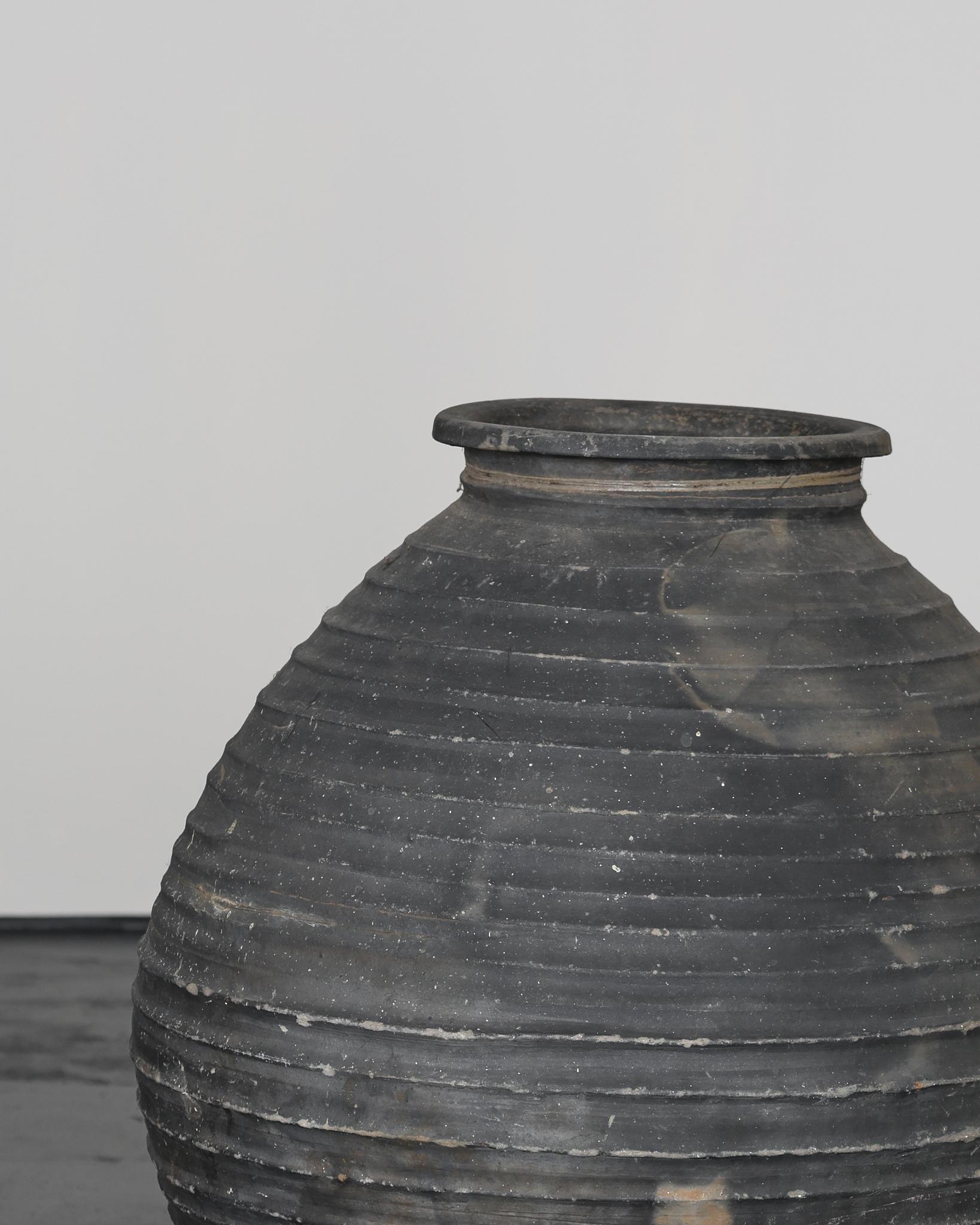 Un grande vaso portoghese primitivo in terracotta nera dell'inizio del XIX secolo Wabi Sabi in vendita 1