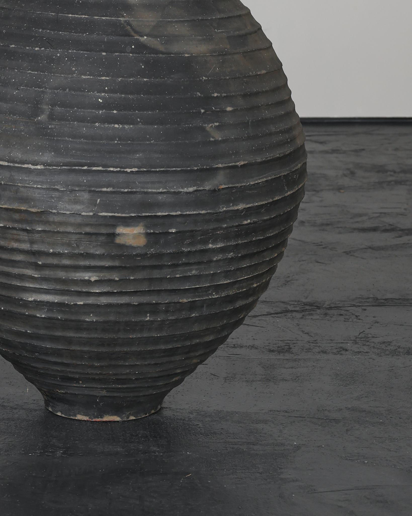Un grande vaso portoghese primitivo in terracotta nera dell'inizio del XIX secolo Wabi Sabi in vendita 2