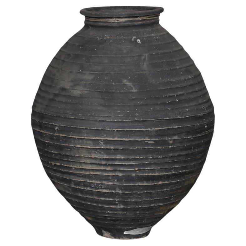 Un grande vaso portoghese primitivo in terracotta nera dell'inizio del XIX secolo Wabi Sabi