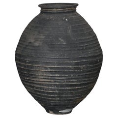 Un grande vaso portoghese primitivo in terracotta nera dell'inizio del XIX secolo Wabi Sabi