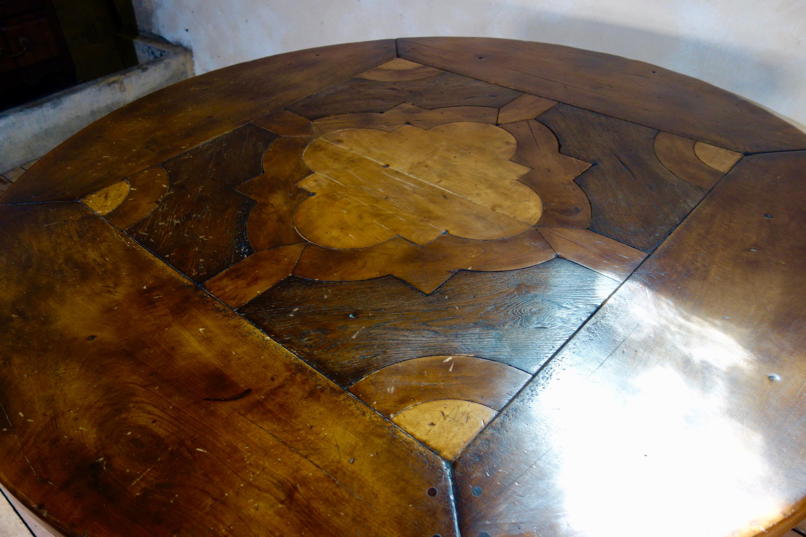 Large Provincial 20th Century Continental Walnut Center, Dining Table Round In Good Condition In Basingstoke, Hampshire
