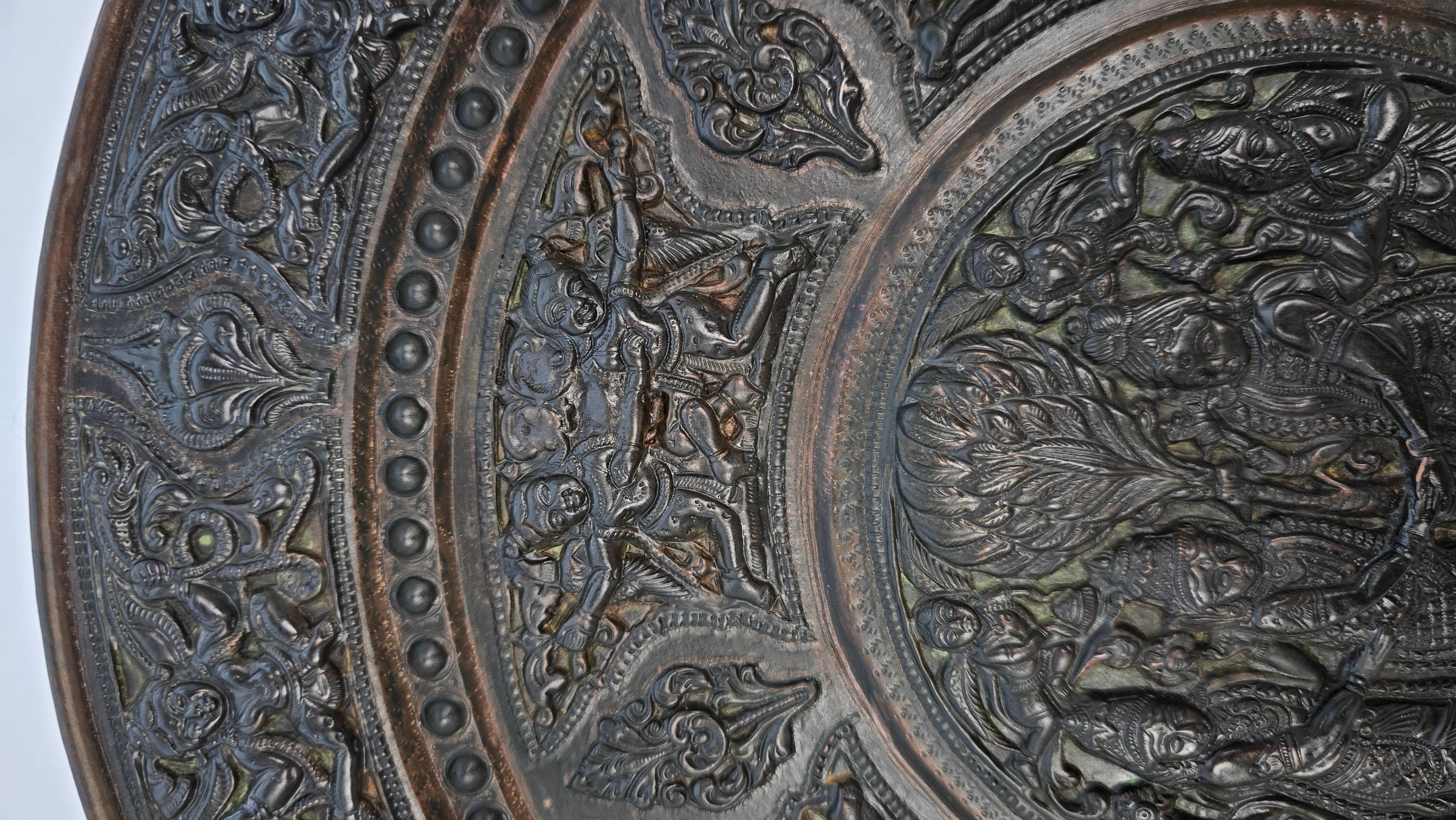 Ein großes indisches Ladegerät aus Messing und Kupfer aus der Raj-Zeit, um 1900 (20. Jahrhundert) im Angebot