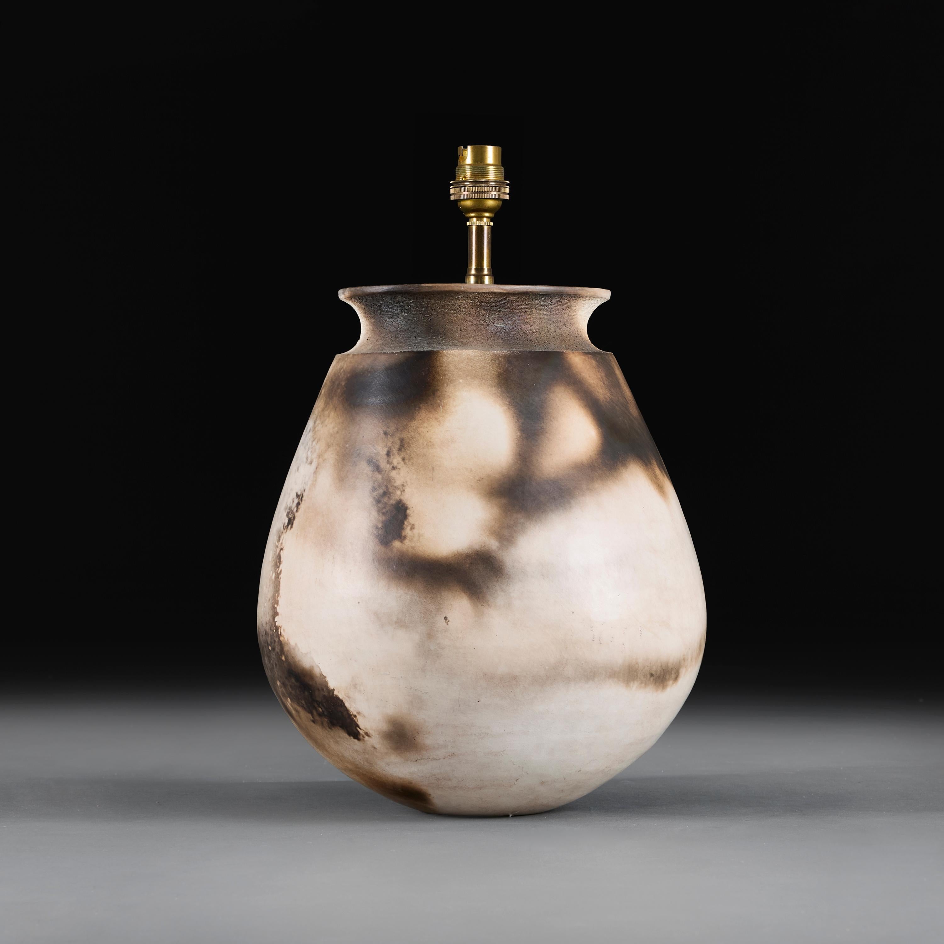 Anglais Grand vase en céramique noir et blanc cuit au Raku utilisé comme lampe en vente