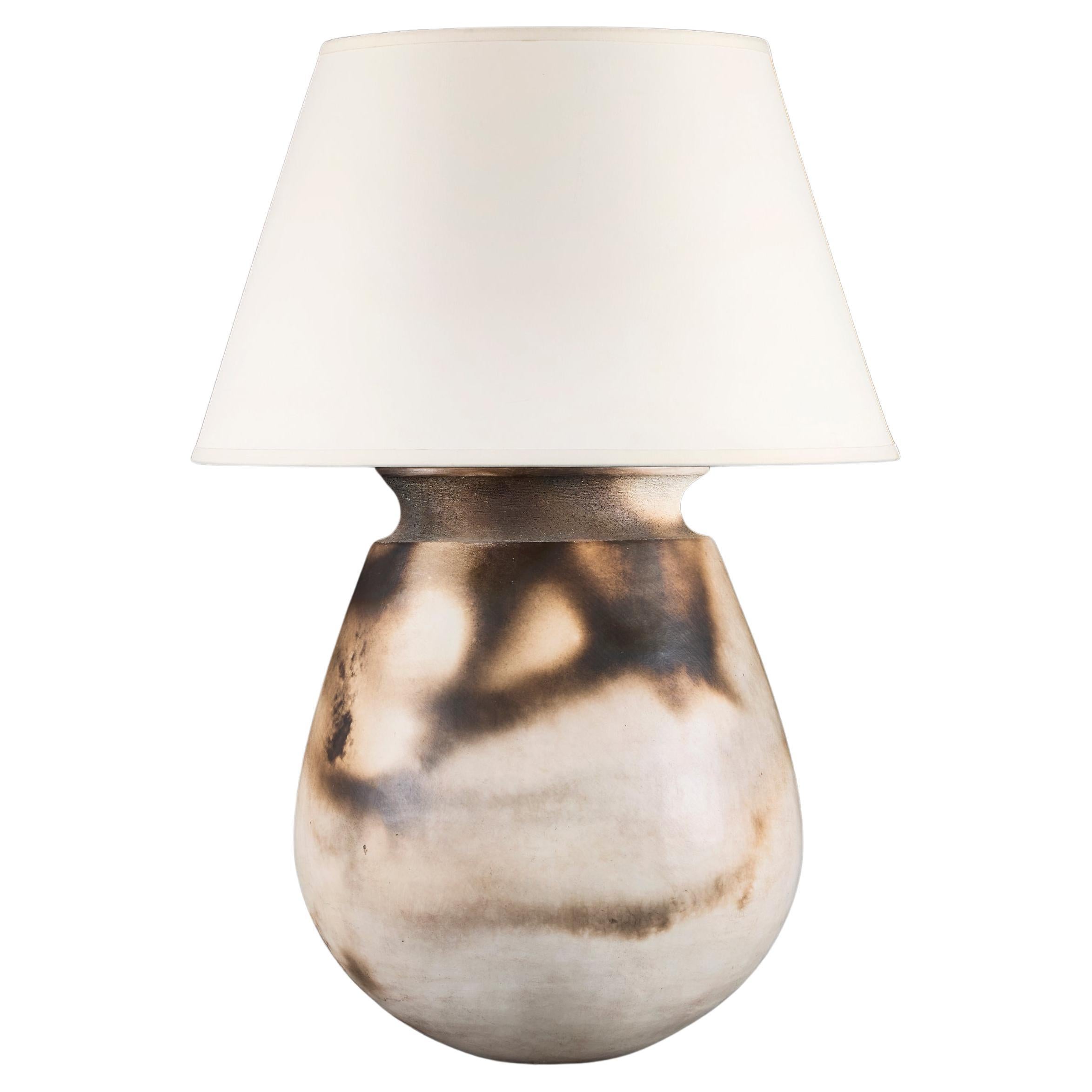 Grand vase en céramique noir et blanc cuit au Raku utilisé comme lampe en vente