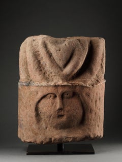 Una grande e rara testa celtica apotropaica di 'Cernunnos', la divinità con le corna, con un'immagine tipica di un'epoca....