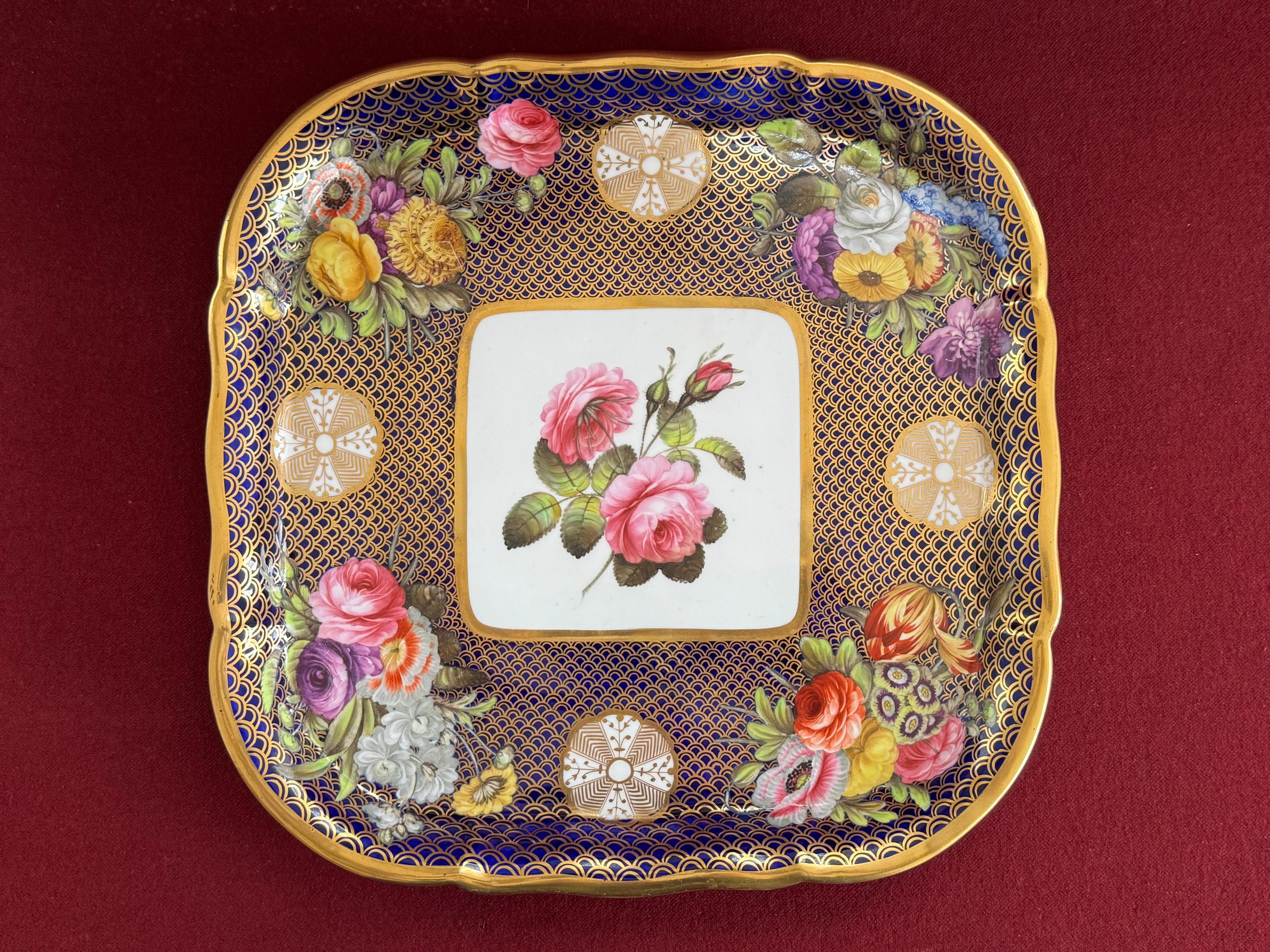 Bandeja cuadrada de porcelana Spode, grande y poco común, de un Juego de Cabaret decorado con el modelo 1166 c.1820. Uno de los diseños más suntuosos producidos por Spode.  El modelo 1166 se registró por primera vez hacia 1808.  El motivo está