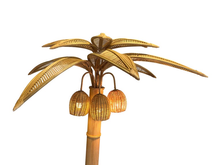 Grand lampadaire en rotin:: palmier:: avec trois ampoules dans les noix de  coco En vente sur 1stDibs
