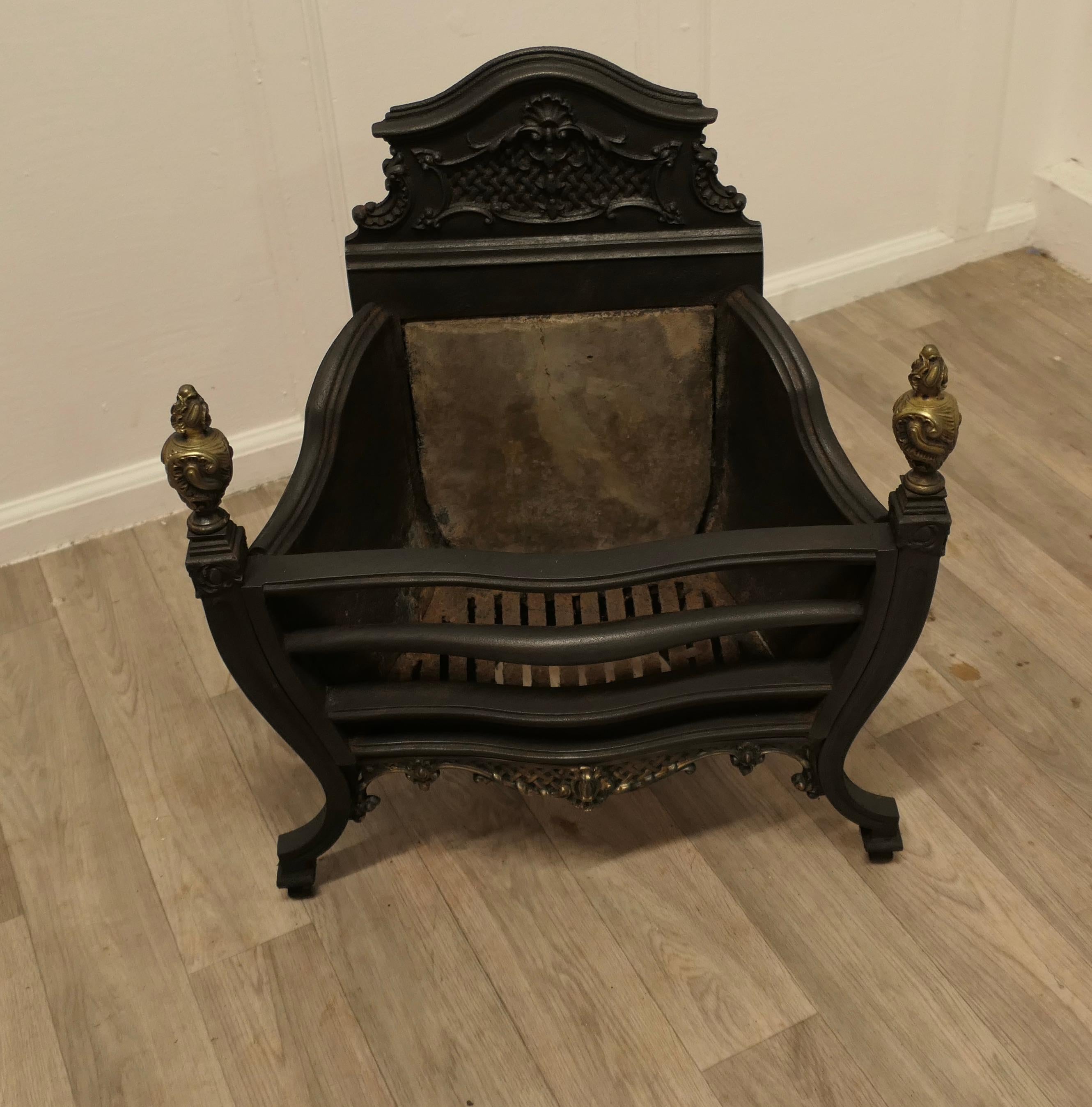A Large Regency Iron Fire Grate   The fire has a decorative high back In Good Condition For Sale In Godshill, Isle of Wight