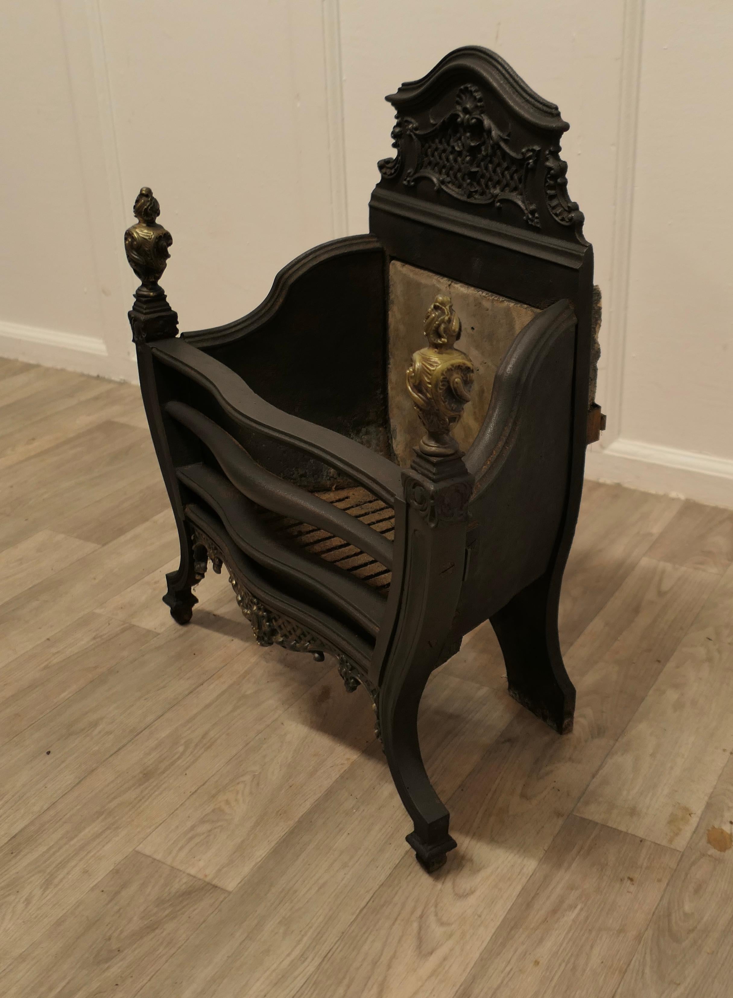 19th Century A Large Regency Iron Fire Grate   The fire has a decorative high back For Sale