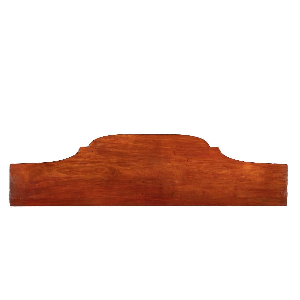 Une grande table de service en acajou de style Régence attribuée à Gillows, le plateau façonné au-dessus d'une frise cannelée avec quatre superbes rondelles de masque de lion en bronze doré, le tout reposant sur six pieds minces, effilés et cannelés