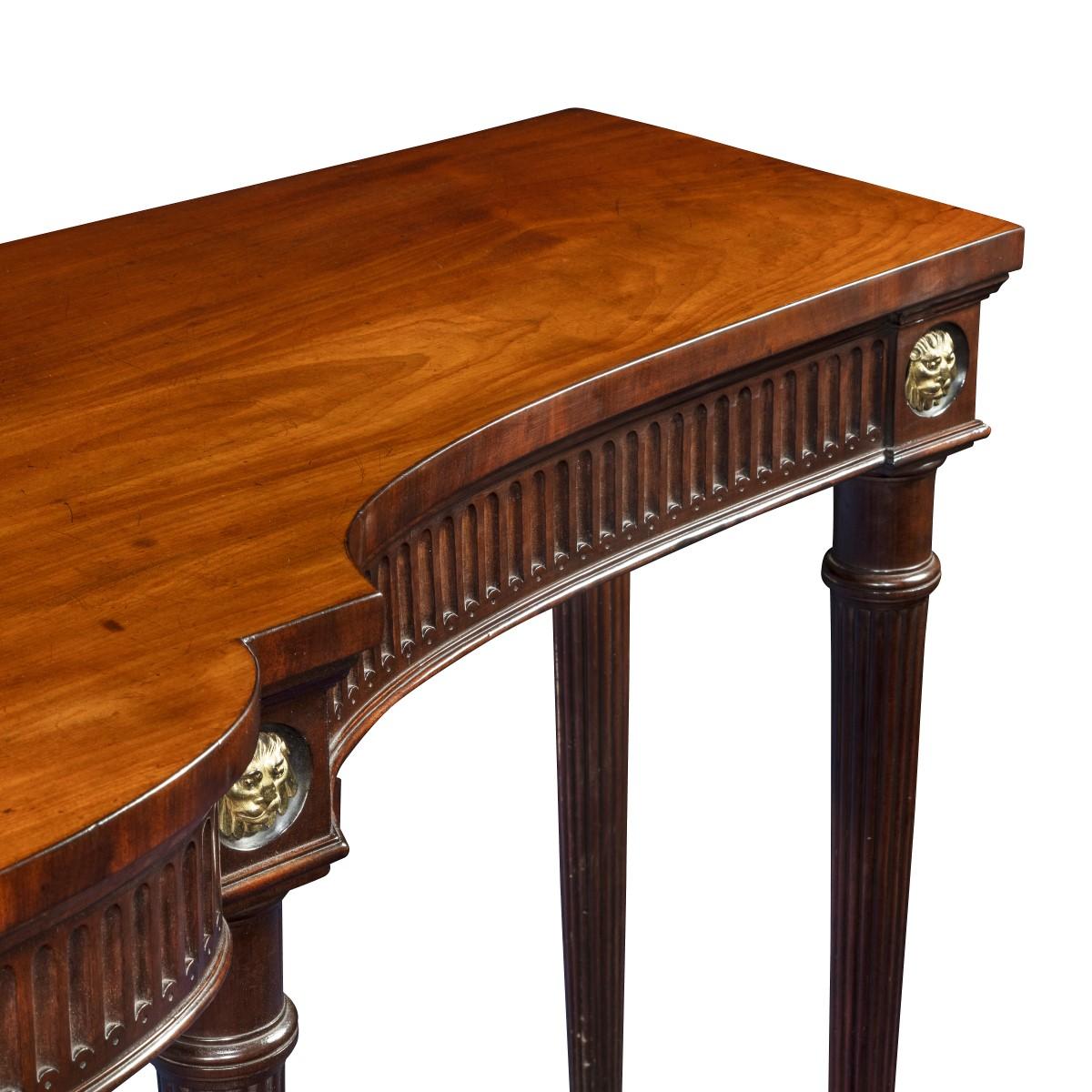Anglais Grande table de service en acajou de style Régence attribuée à Gillows en vente