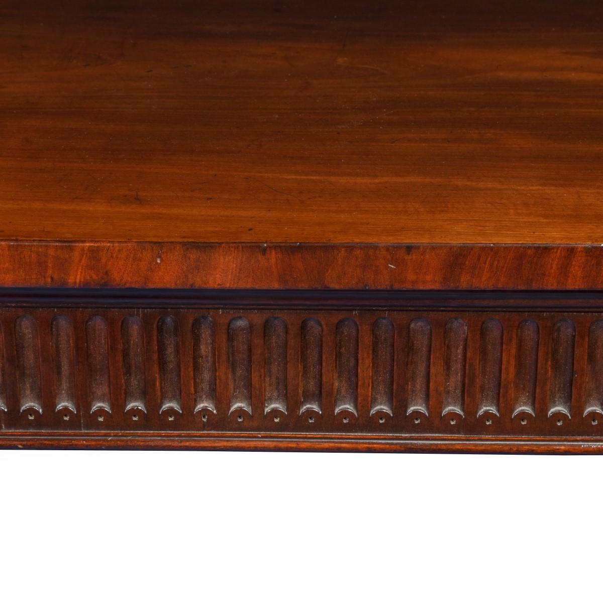 Acajou Grande table de service en acajou de style Régence attribuée à Gillows en vente