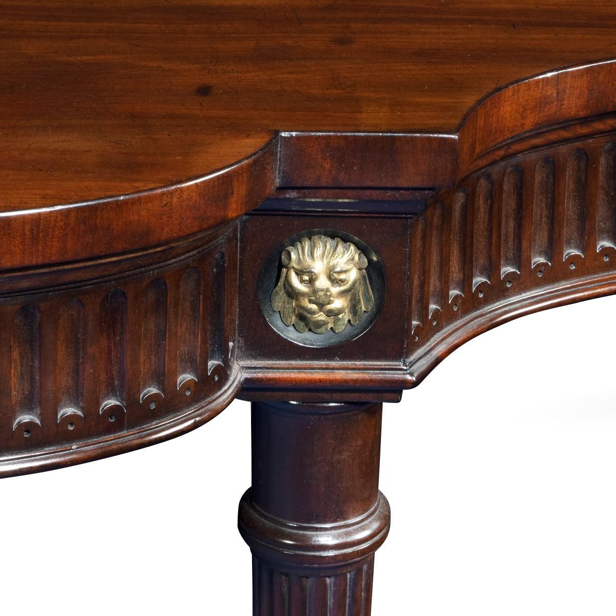 Grande table de service en acajou de style Régence attribuée à Gillows en vente 1