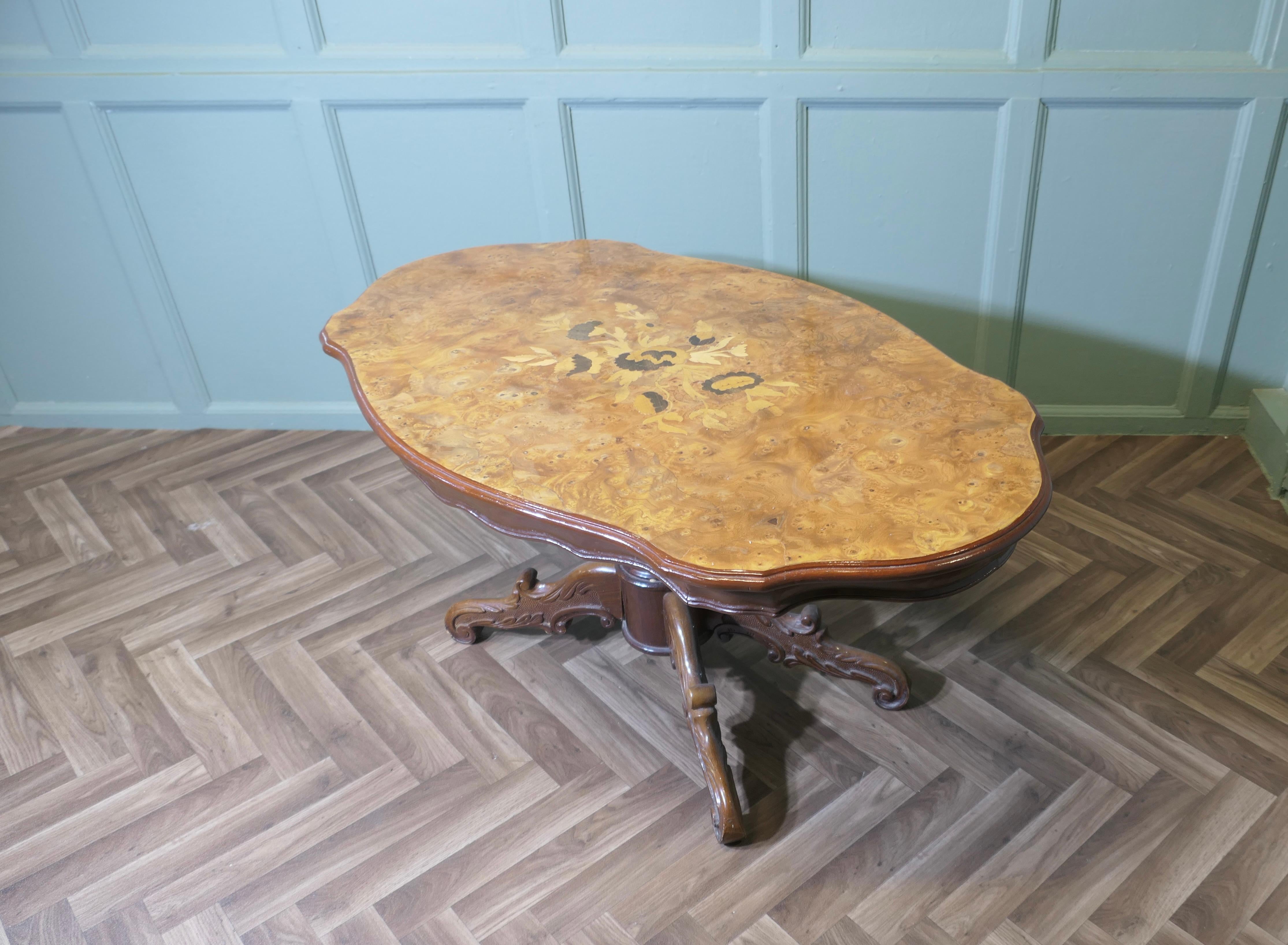 A Large Regency Style Birdseye Veneer Coffee Table In Good Condition For Sale In Godshill, Isle of Wight