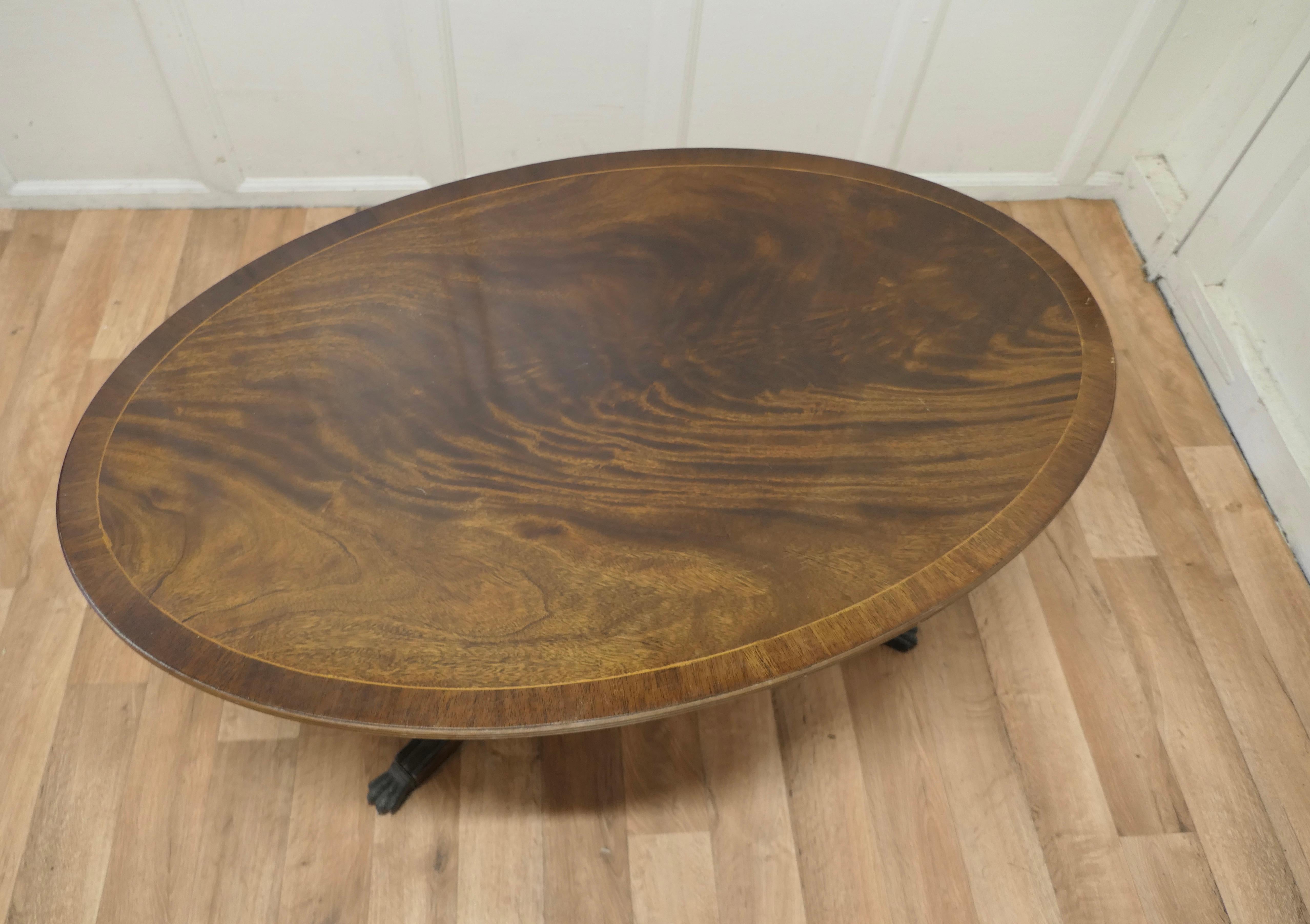 Grande table basse en acajou flamboyant de style Régence en vente 4