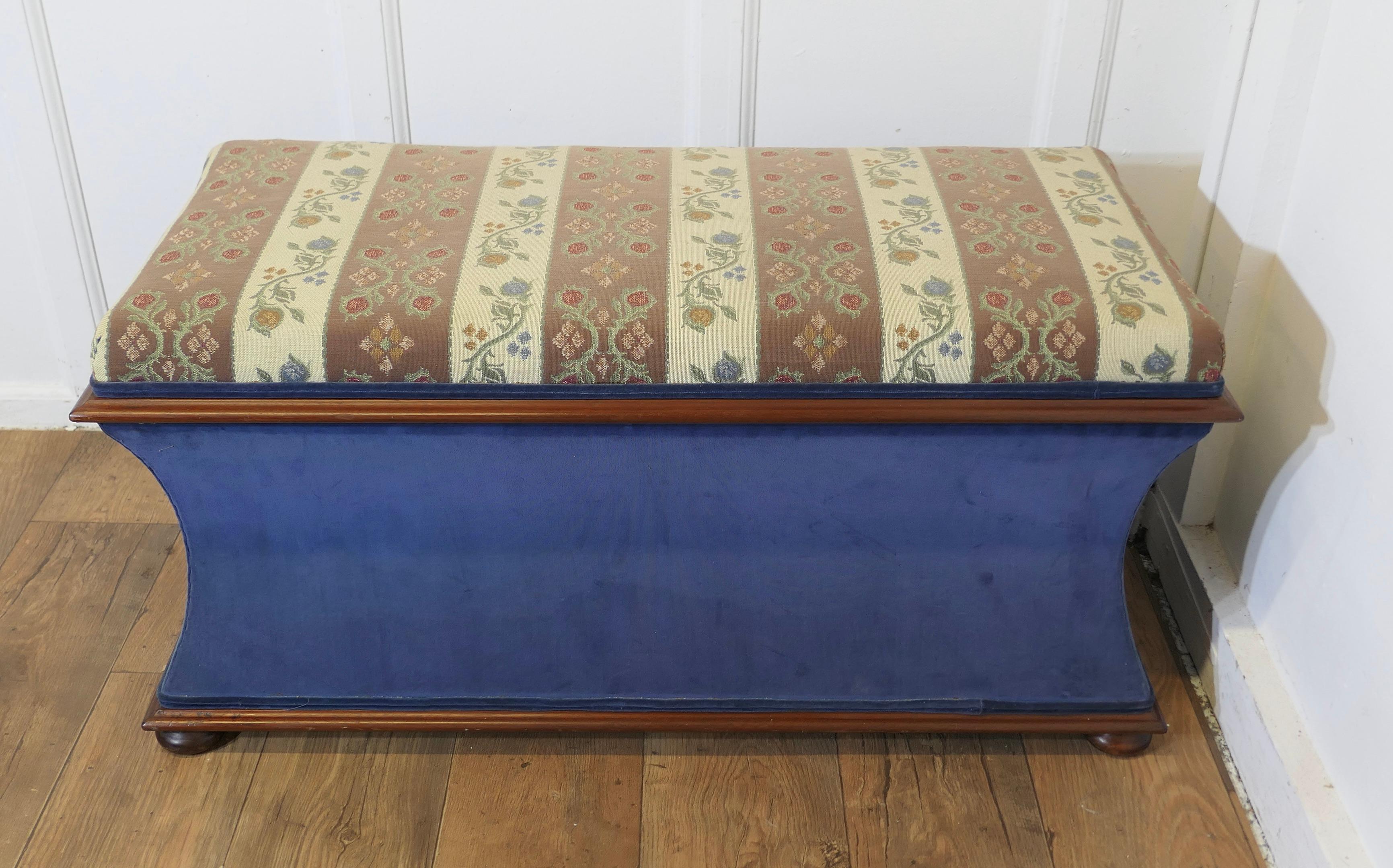 Ein großer gepolsterter Regency-Ottoman oder Window Seat (Georgian) im Angebot