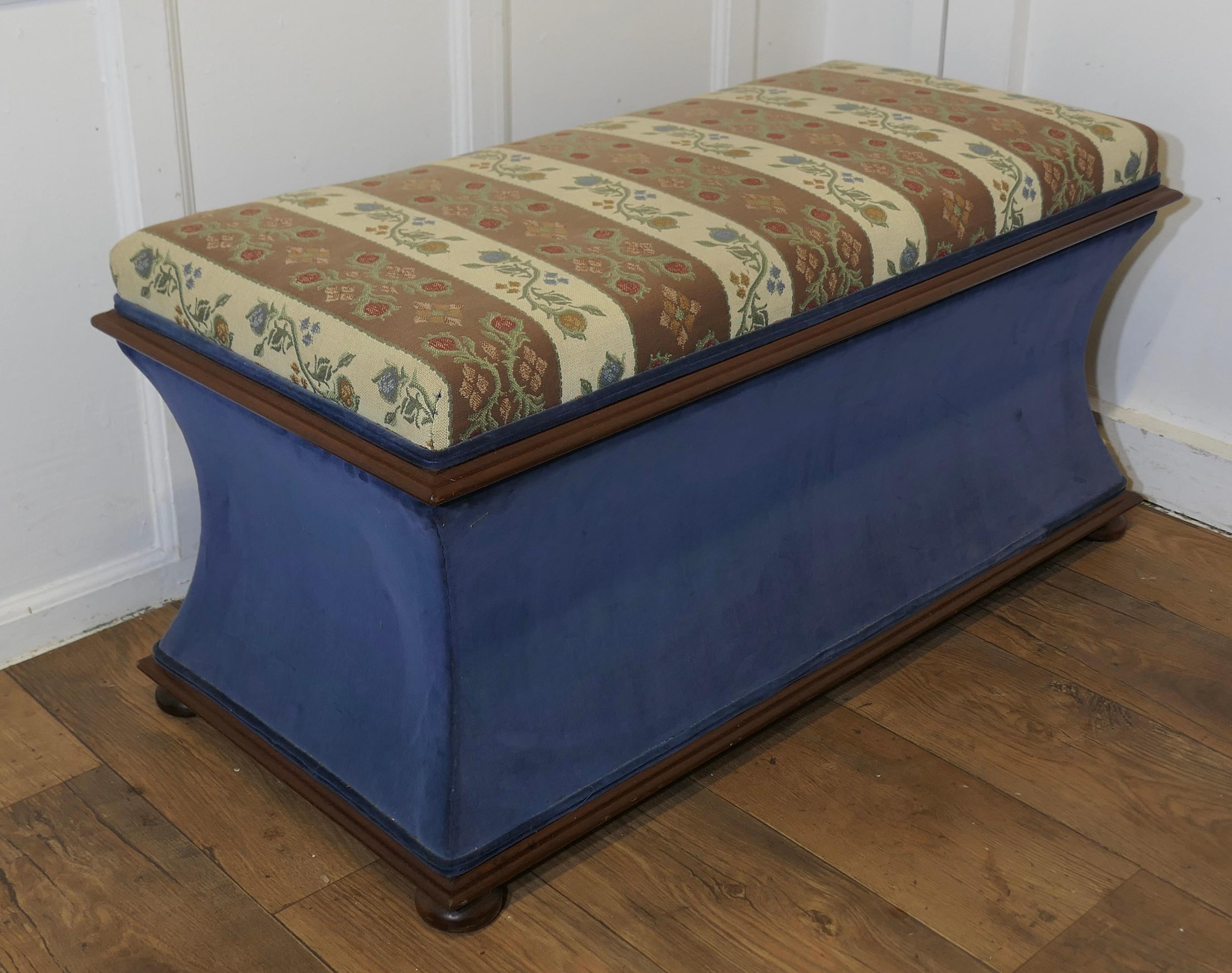 Ein großer gepolsterter Regency-Ottoman oder Window Seat im Zustand „Gut“ im Angebot in Godshill, Isle of Wight