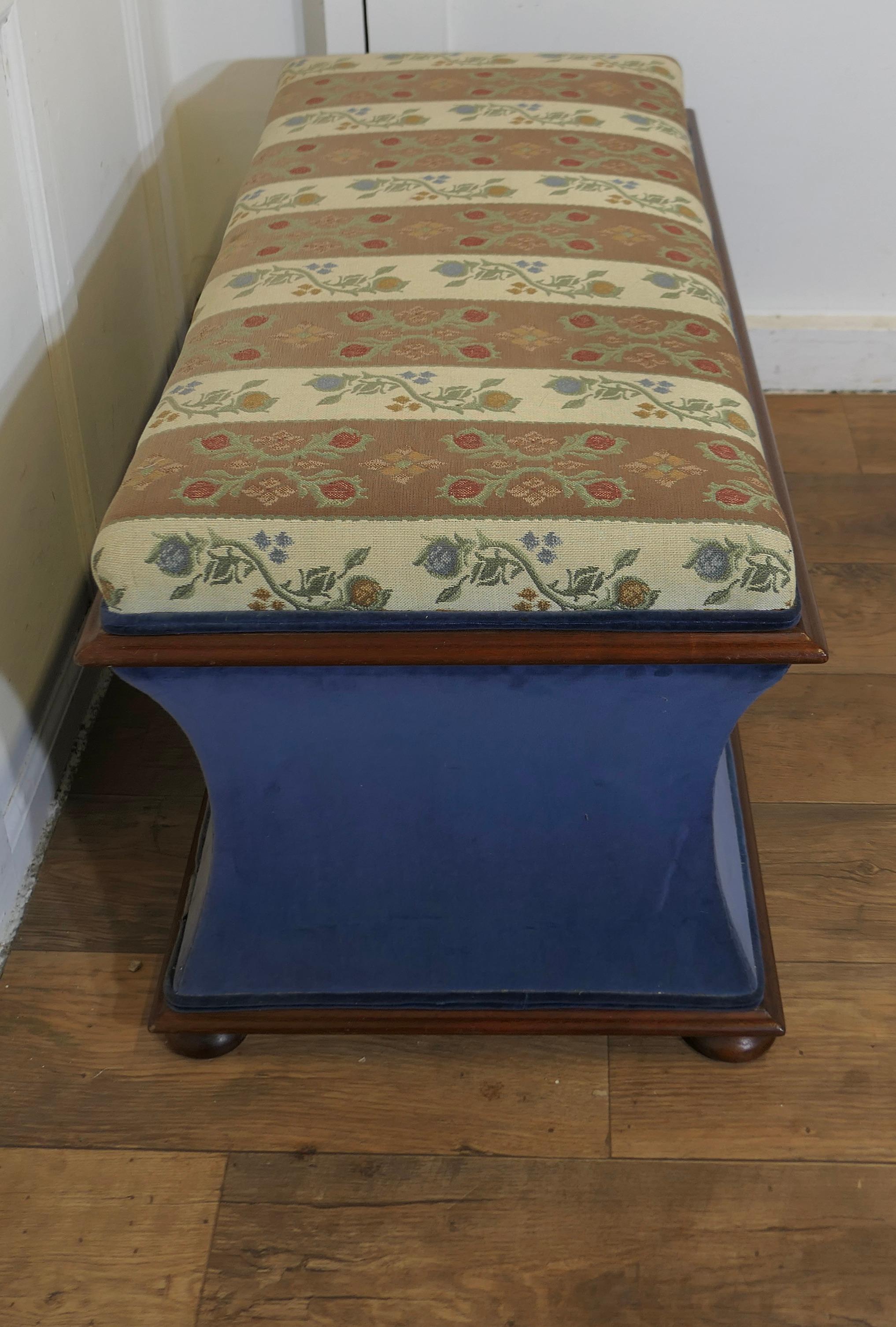 Ein großer gepolsterter Regency-Ottoman oder Window Seat (19. Jahrhundert) im Angebot