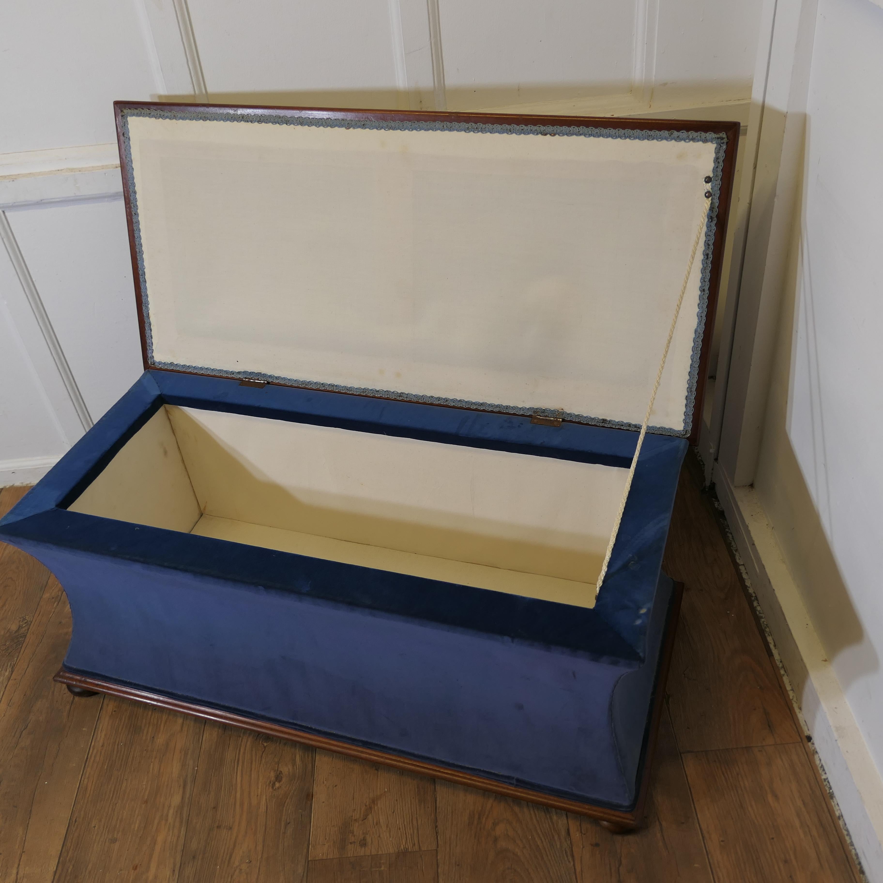 Ein großer gepolsterter Regency-Ottoman oder Window Seat (Samt) im Angebot