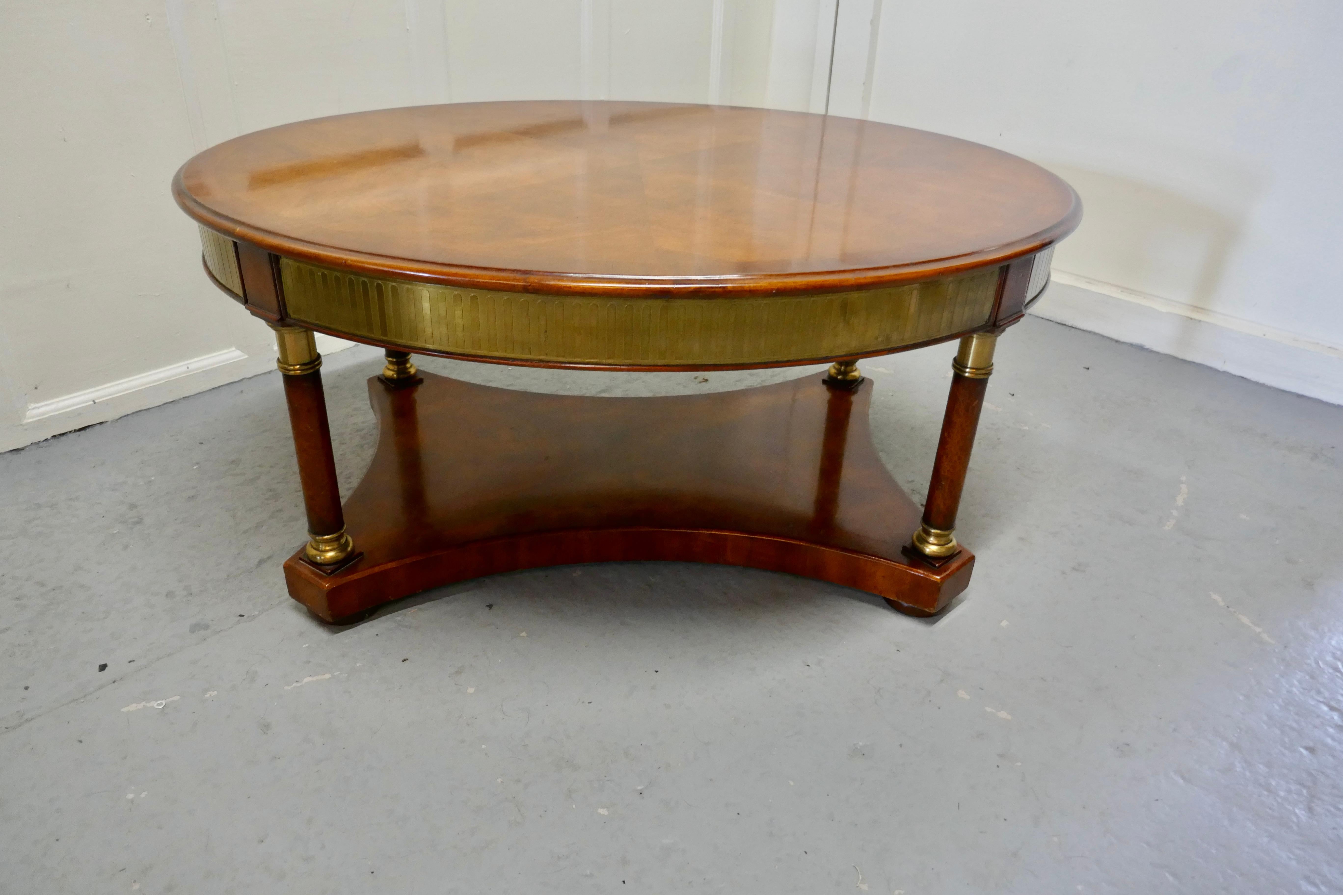 A Large Regency Walnut and Brass Oval Coffee Table In Good Condition In Chillerton, Isle of Wight