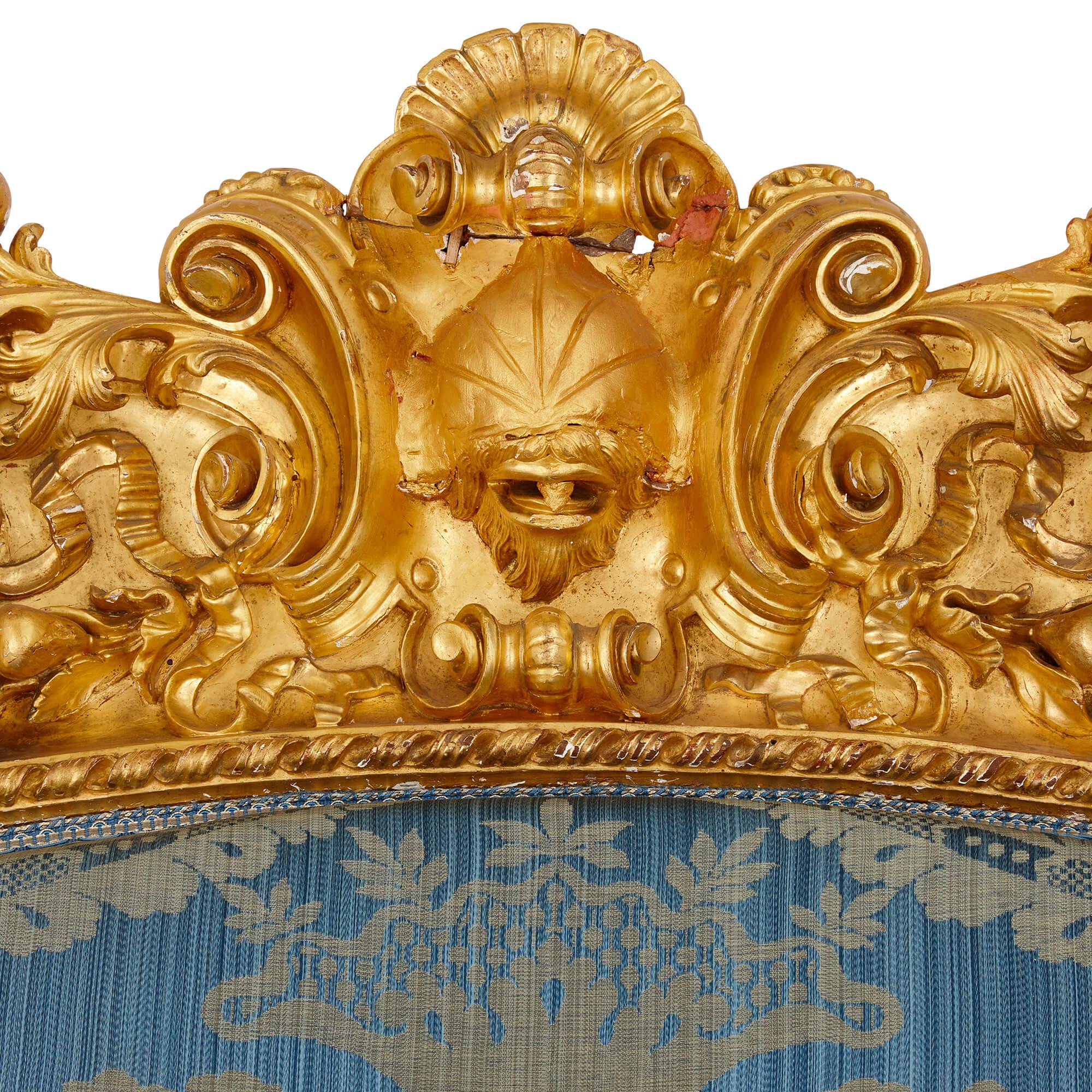 Grand canapé en bois doré sculpté de style Revive rococo Bon état - En vente à London, GB
