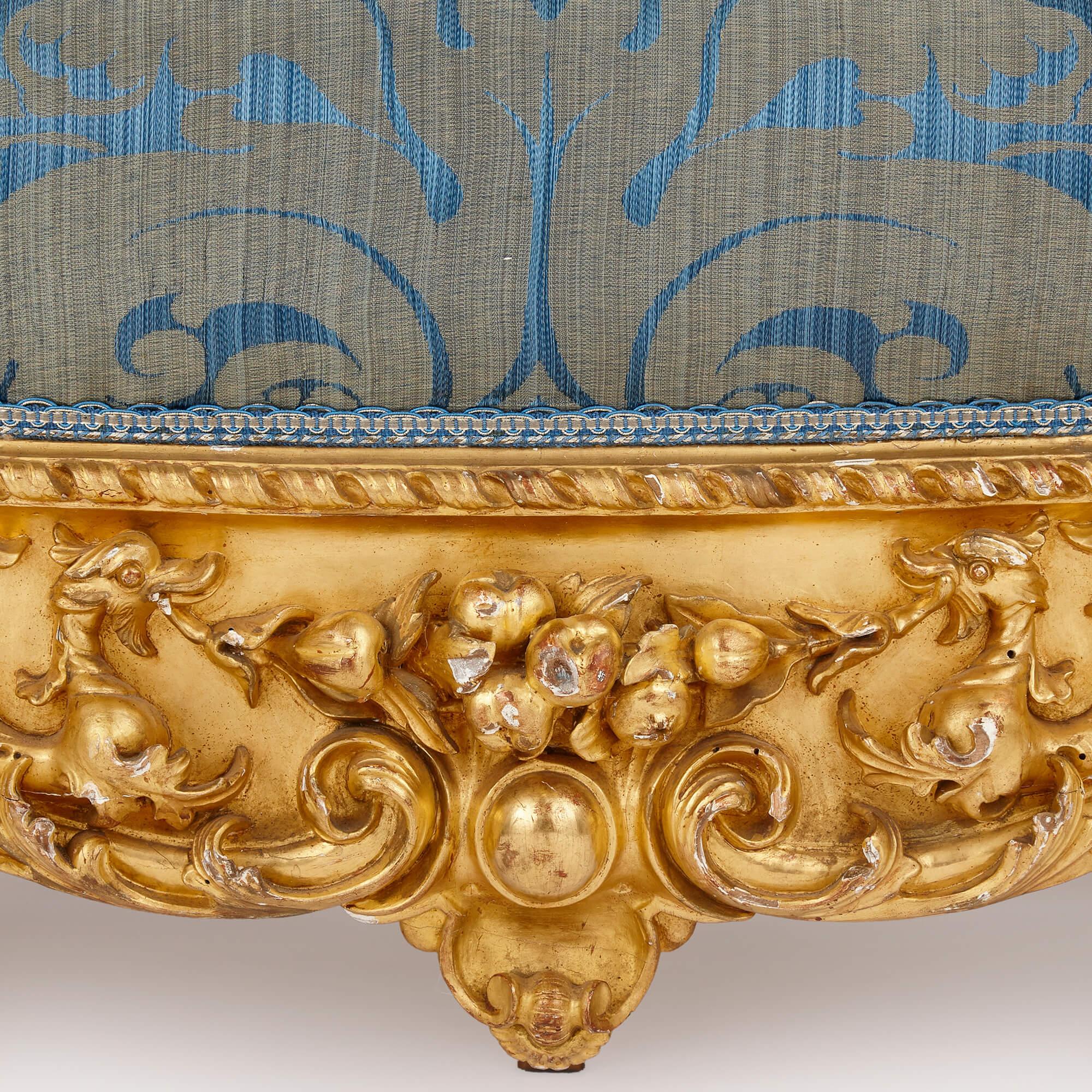 XIXe siècle Grand canapé en bois doré sculpté de style Revive rococo en vente