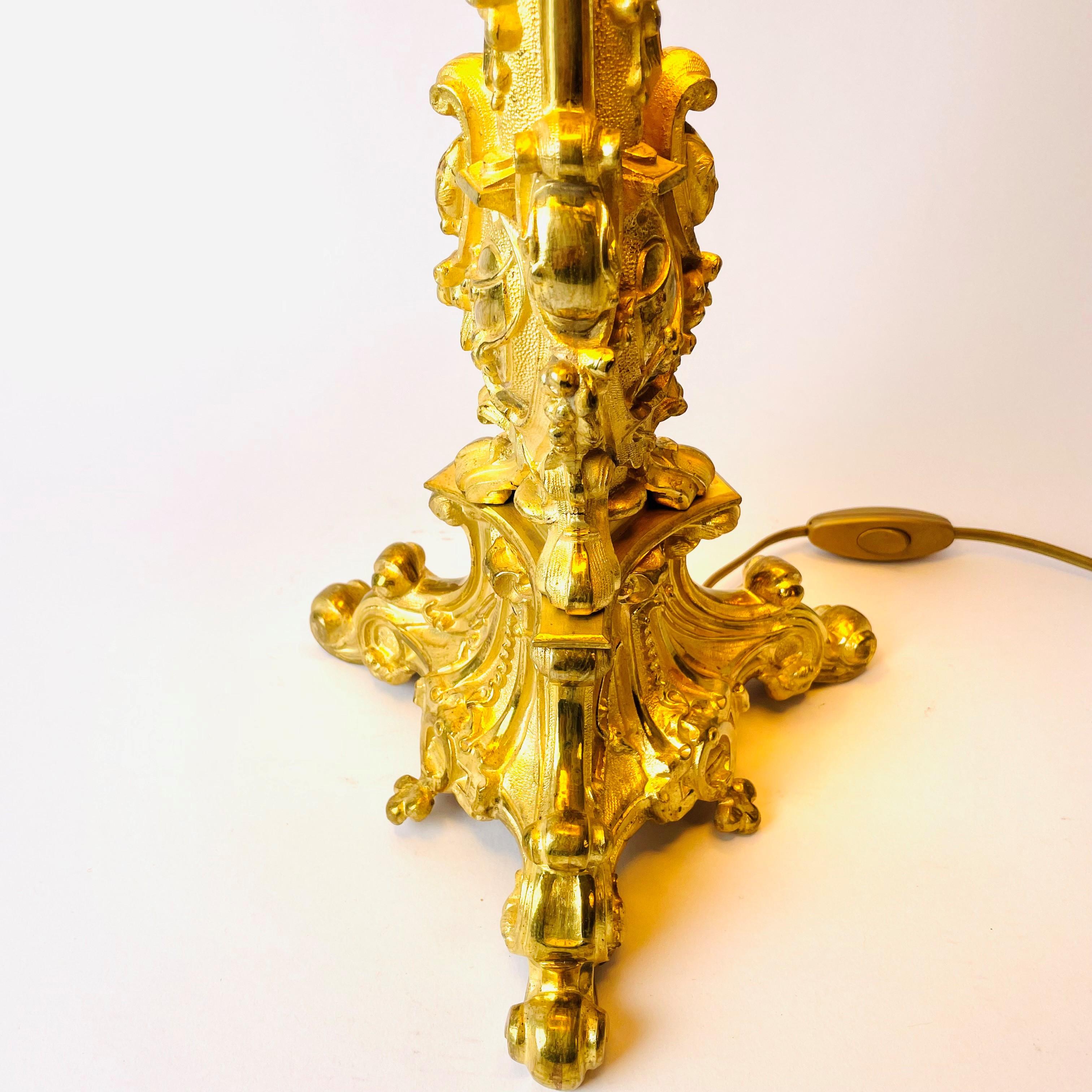 European Large Rococo Revival Table Lamp in Gilded Bronze, Mid-19th Century For Sale