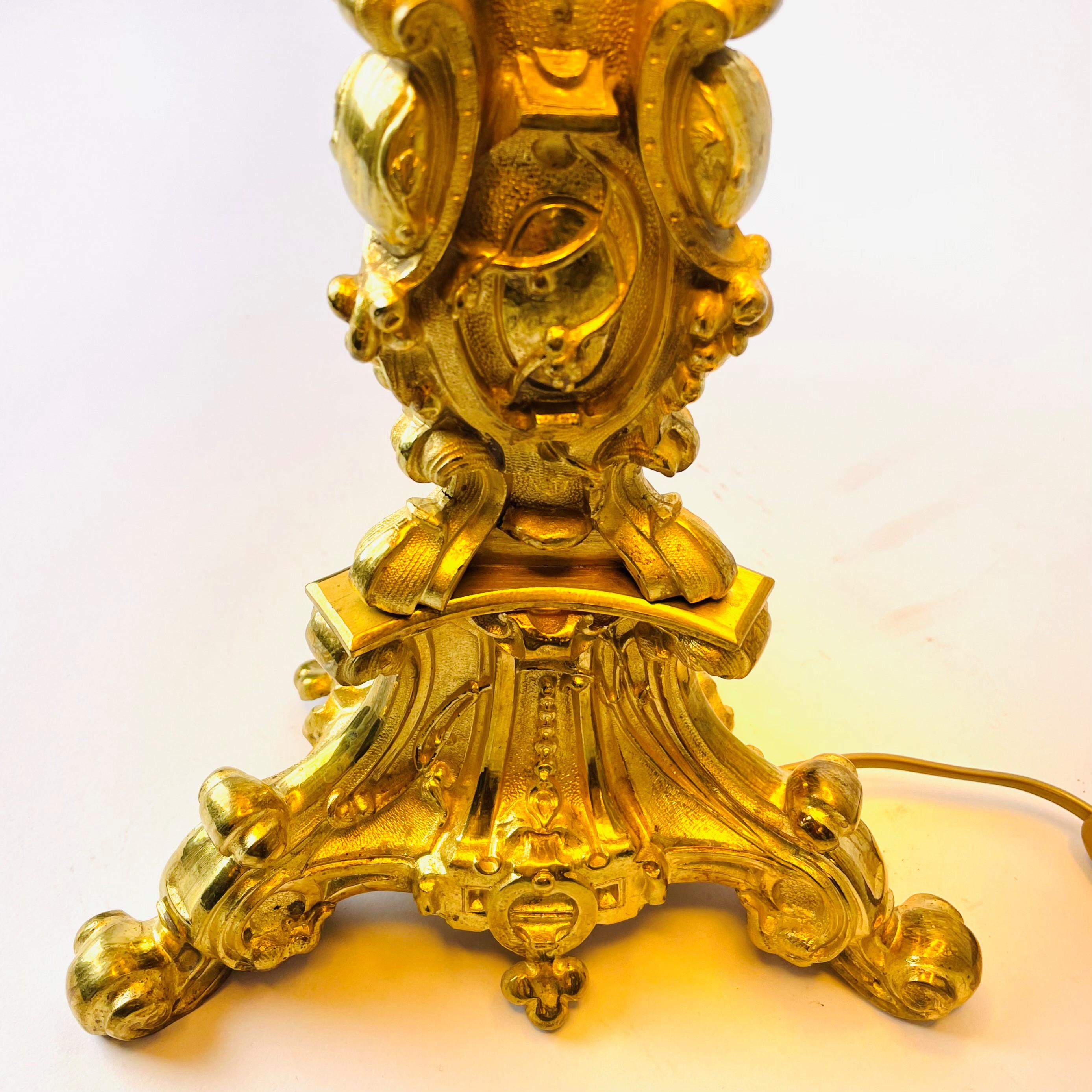 Große Rokoko-Revival-Tischlampe aus vergoldeter Bronze, Mitte des 19. Jahrhunderts (Vergoldung) im Angebot