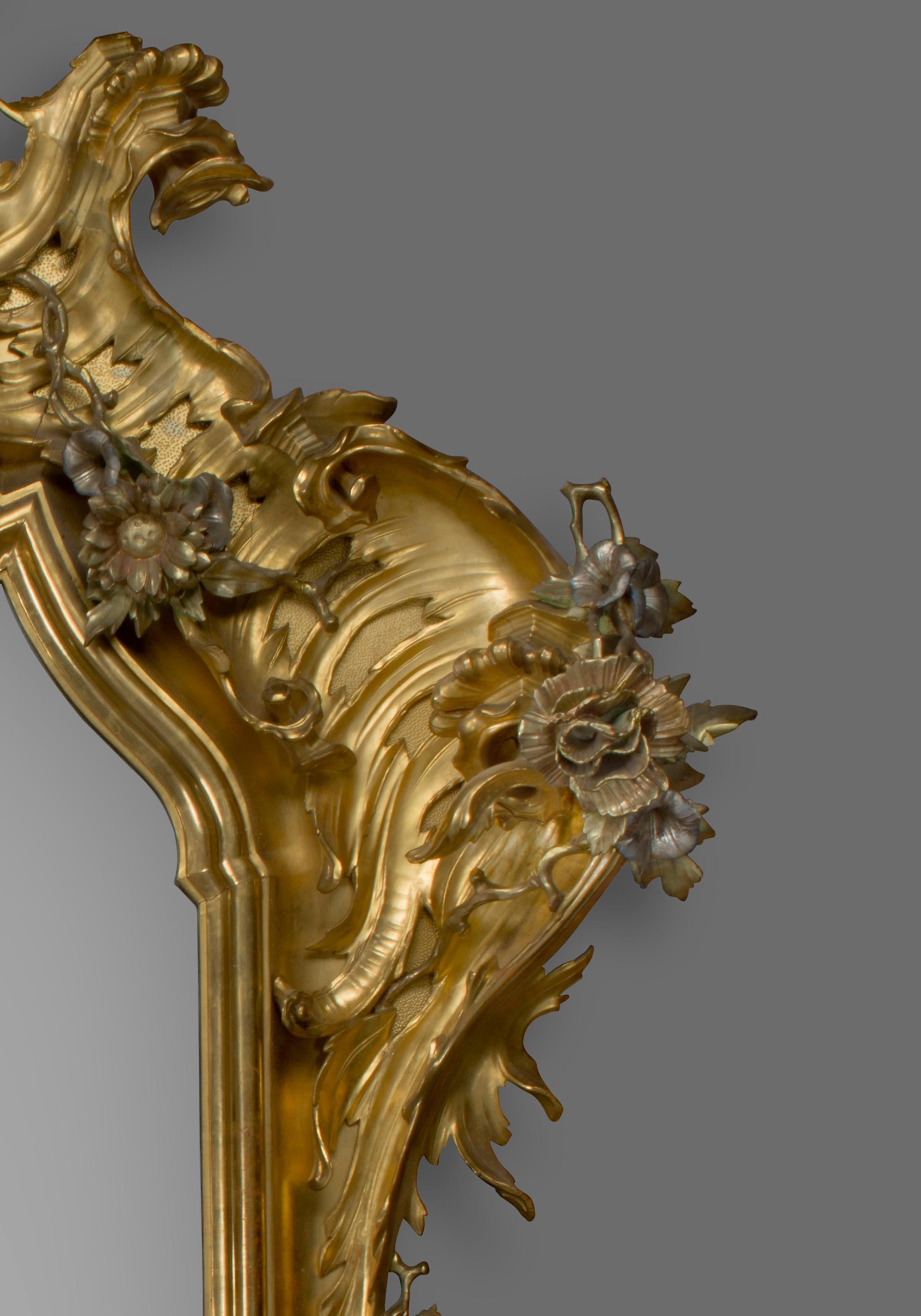 Argenté Grand miroir de style rococo en bois doré sculpté et argenté doré, vers 1870 en vente