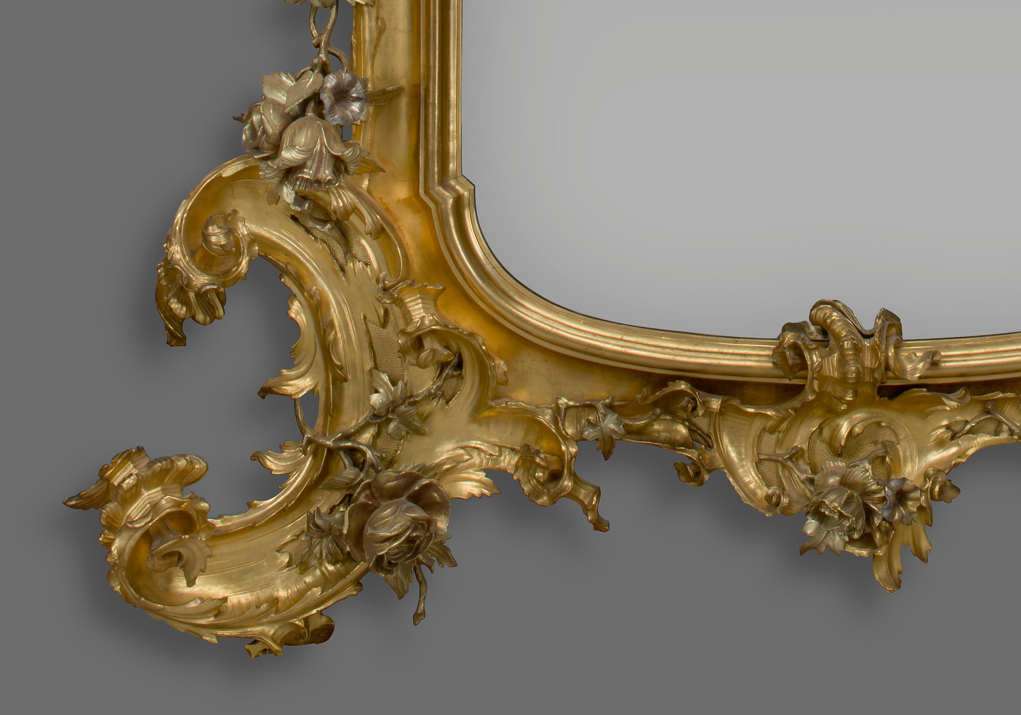 XIXe siècle Grand miroir de style rococo en bois doré sculpté et argenté doré, vers 1870 en vente