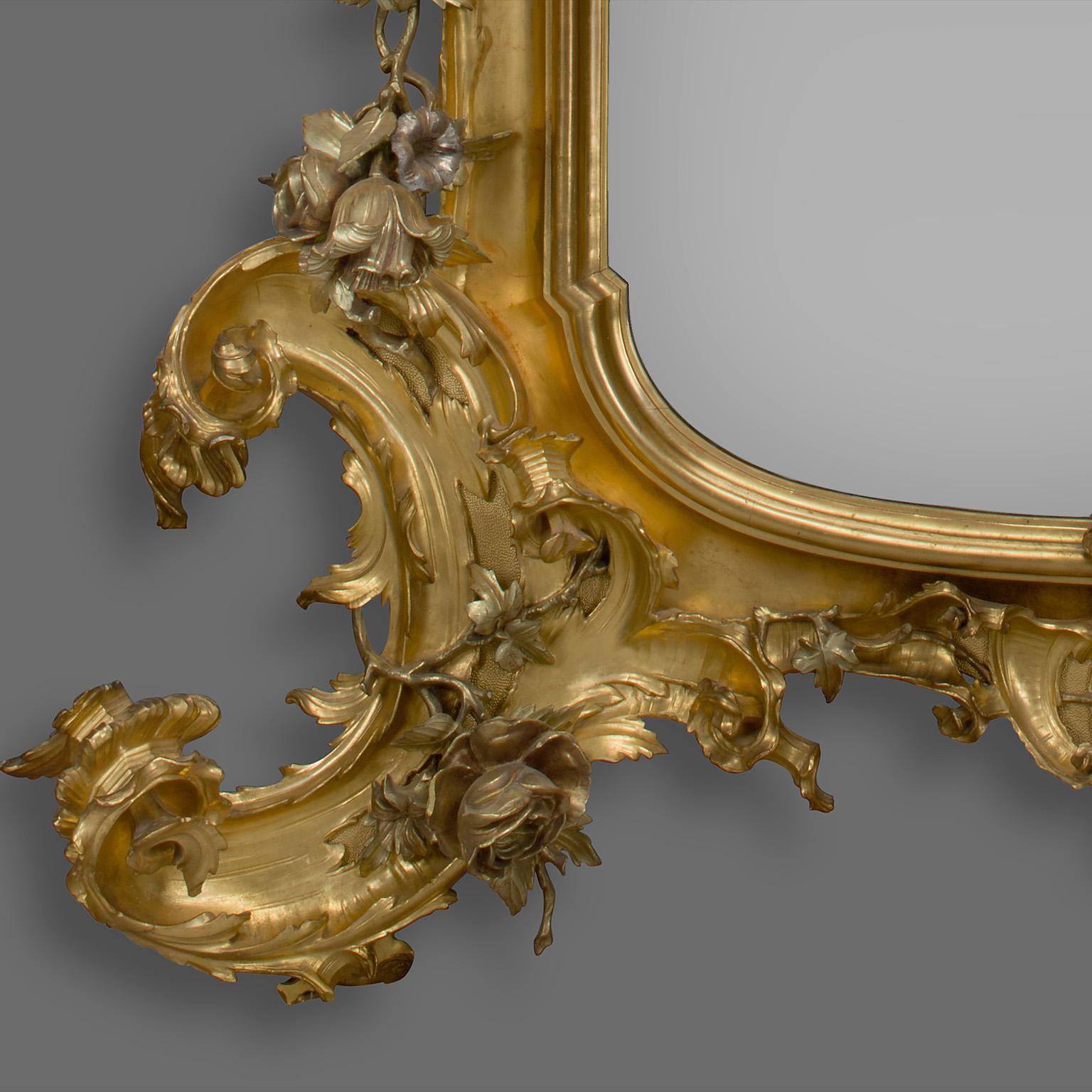 Bois doré Grand miroir de style rococo en bois doré sculpté et argenté doré, vers 1870 en vente