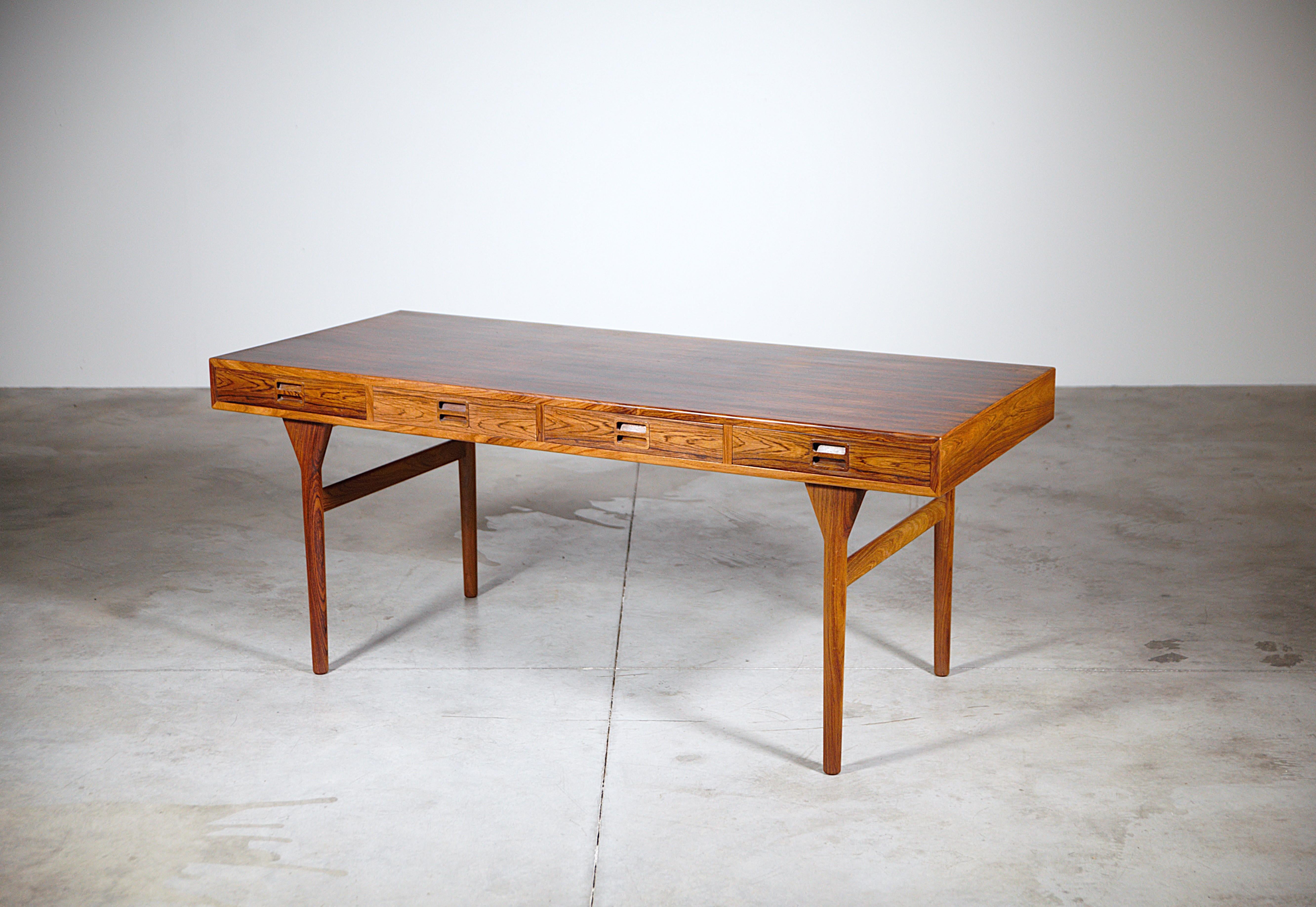 Großer Palisanderschreibtisch von Nanna Ditzel Dänemark 1960er Jahre

Hersteller : Soren Willadsen

Schöne Handwerkskunst.

Sehr schöne Holzmaserung.

In gutem Originalzustand.

Bericht: Farbabweichungen aufgrund von Sonneneinstrahlung auf der Ober-