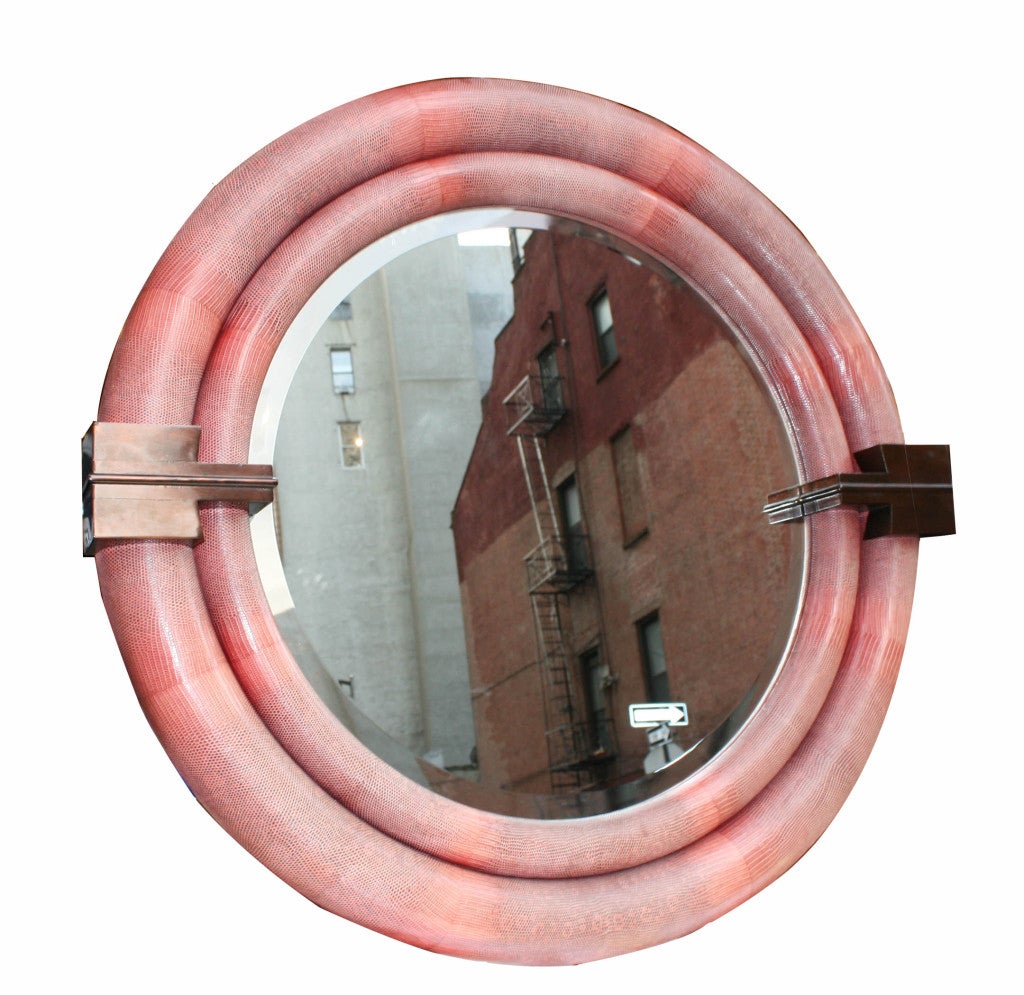 Un grand miroir rond en peau de python signé Karl Springer, USA, 1985

Superbe grand miroir rond de Karl Springer en peau de python rose délavé et mauve. Deux cercles concentriques créent un cadre de 6