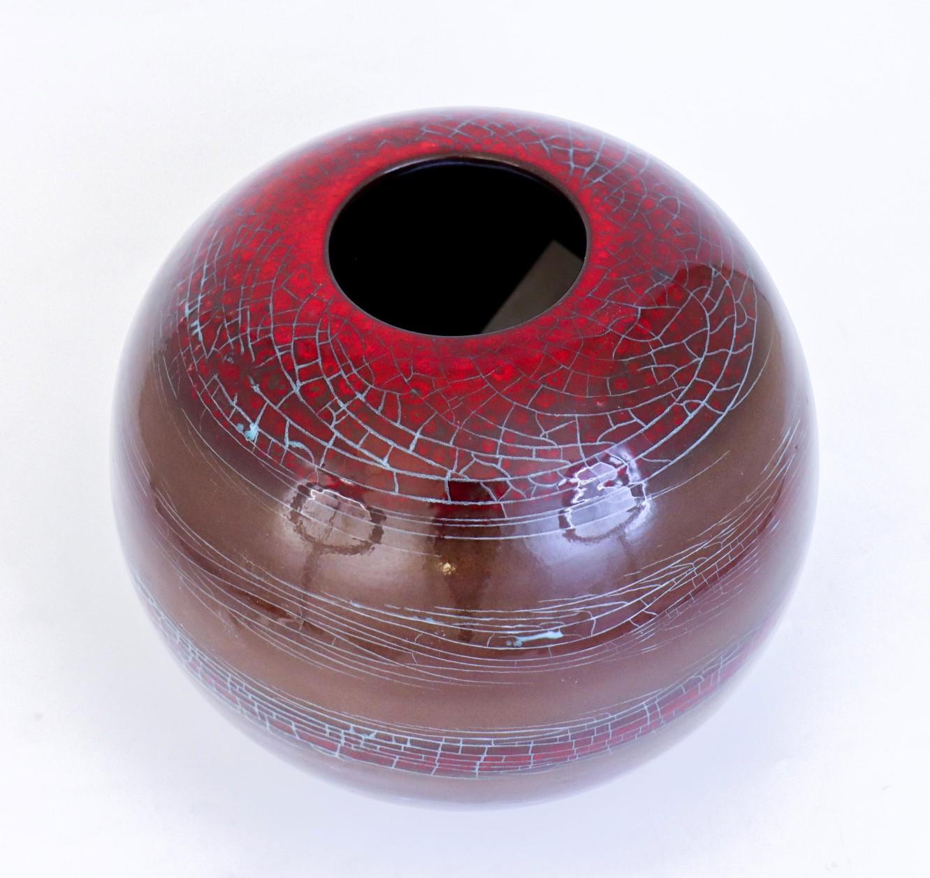 Un grande vaso rotondo in ceramica rossa - Ingrid Atterberg, Svezia, 1979 In condizioni ottime in vendita a Stockholm, SE