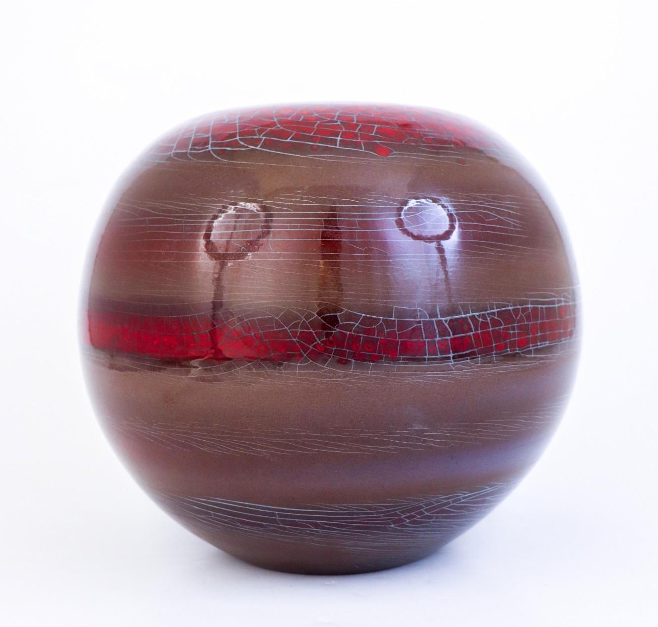 Metà XX secolo Un grande vaso rotondo in ceramica rossa - Ingrid Atterberg, Svezia, 1979 in vendita