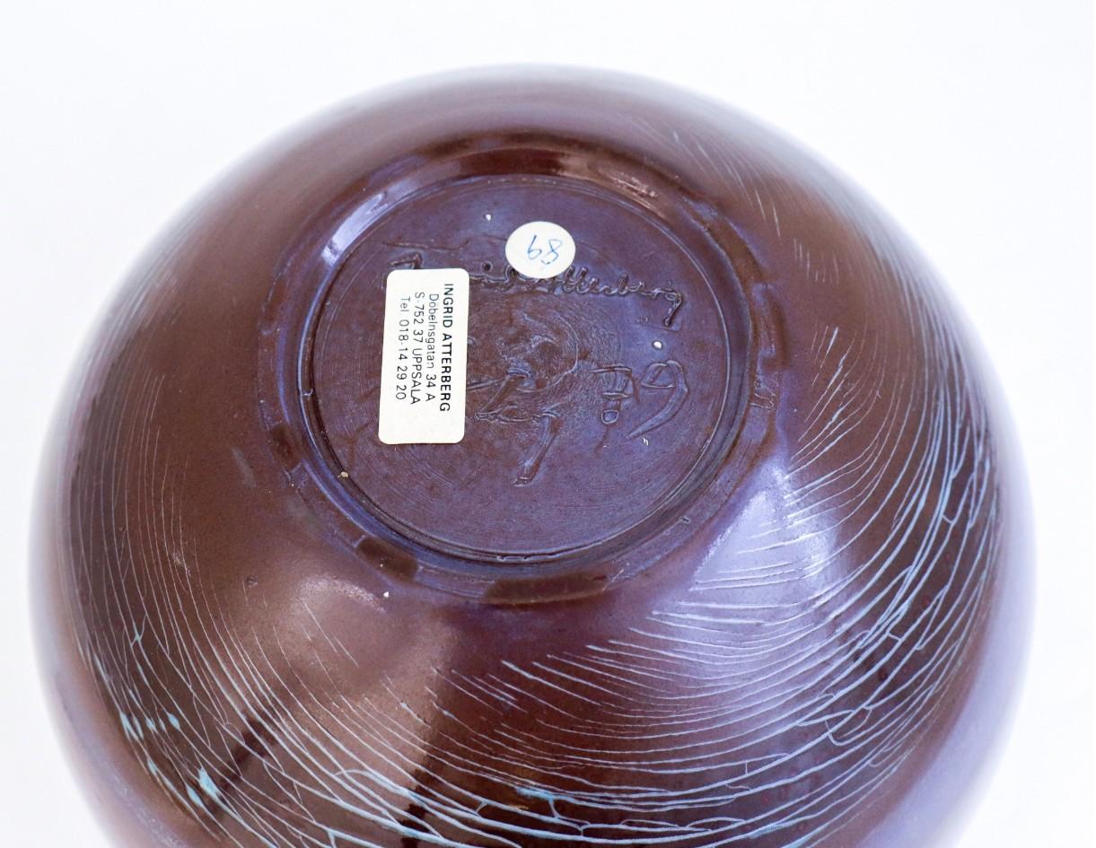 Ceramica Un grande vaso rotondo in ceramica rossa - Ingrid Atterberg, Svezia, 1979 in vendita