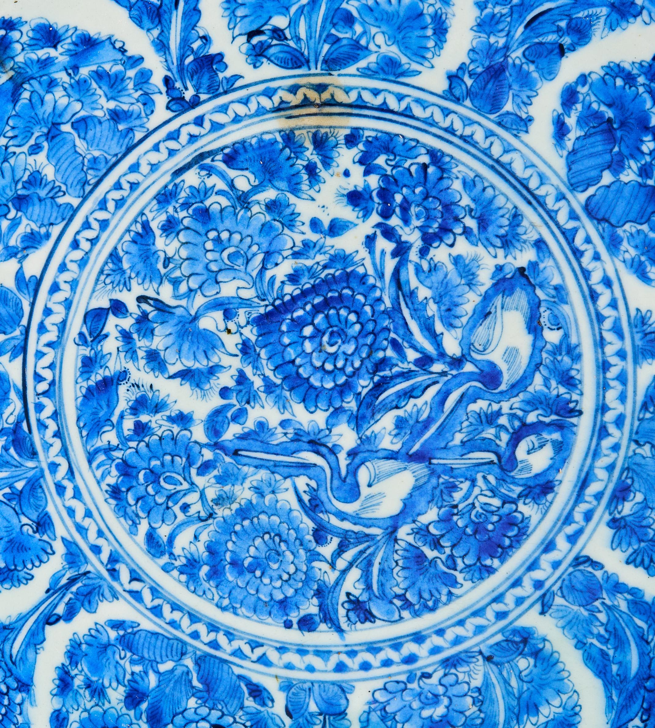 A Large Safavid Blue And White Pottery Dish, Late 17Th - Early 18Th Century In Good Condition For Sale In London, GB