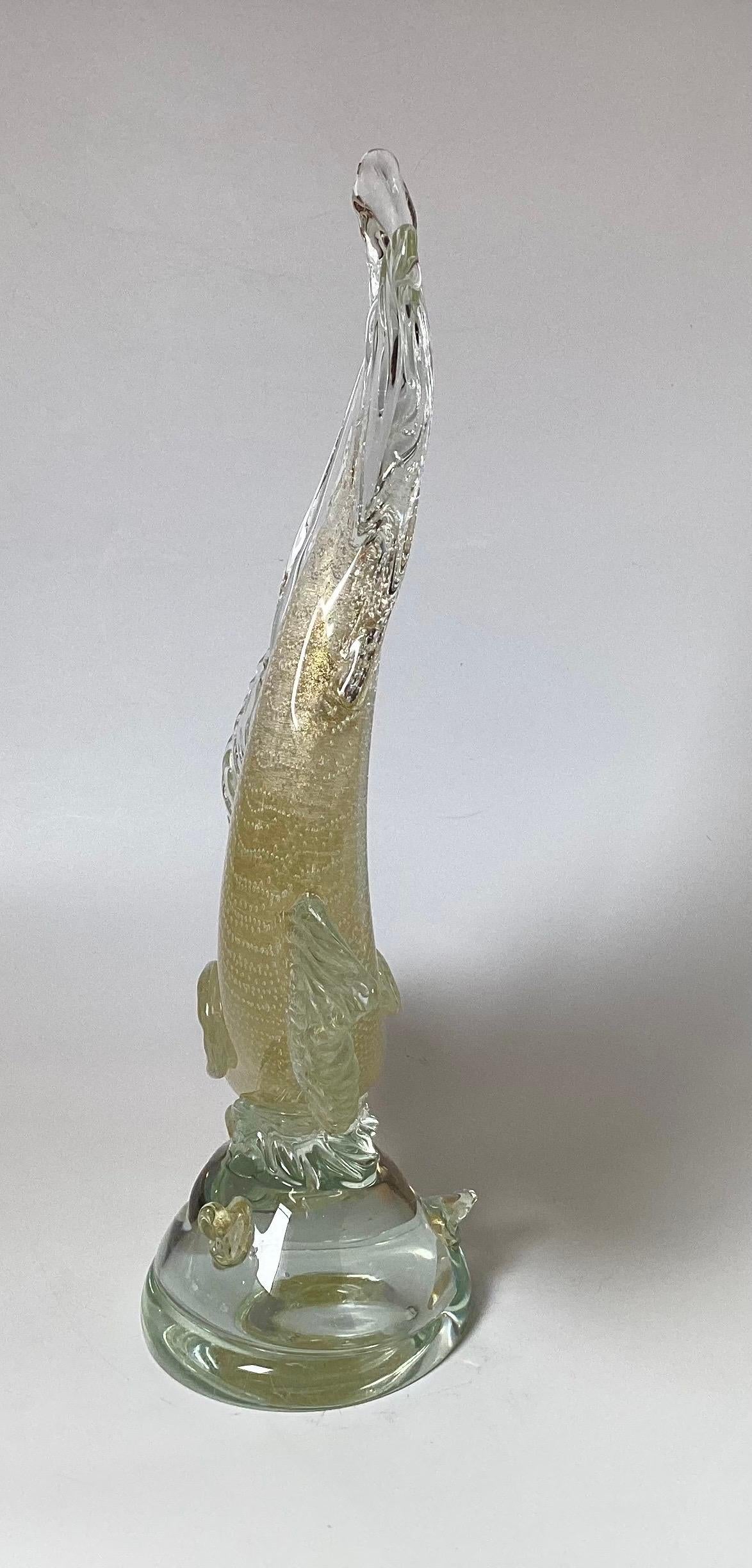 Mid-Century moderno Un grande pesce in vetro di Murano Saliati con macchie d'oro Metà del XX secolo in vendita
