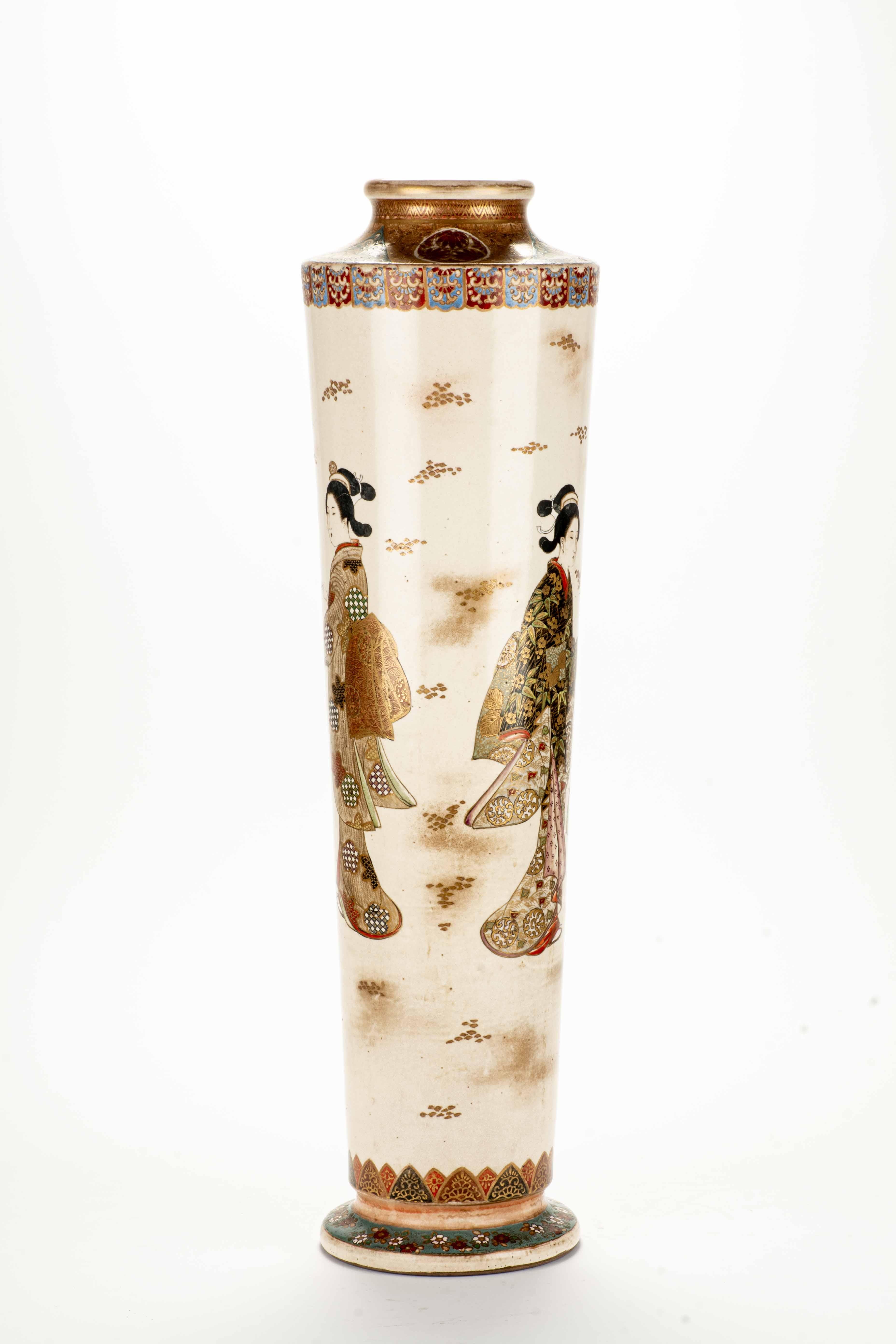 Grand vase cylindrique de Satsuma, décoré d'émaux polychromes et d'or pur, représentant une scène de la vie quotidienne avec trois geishas et un samouraï un jour de fête.

Signé 