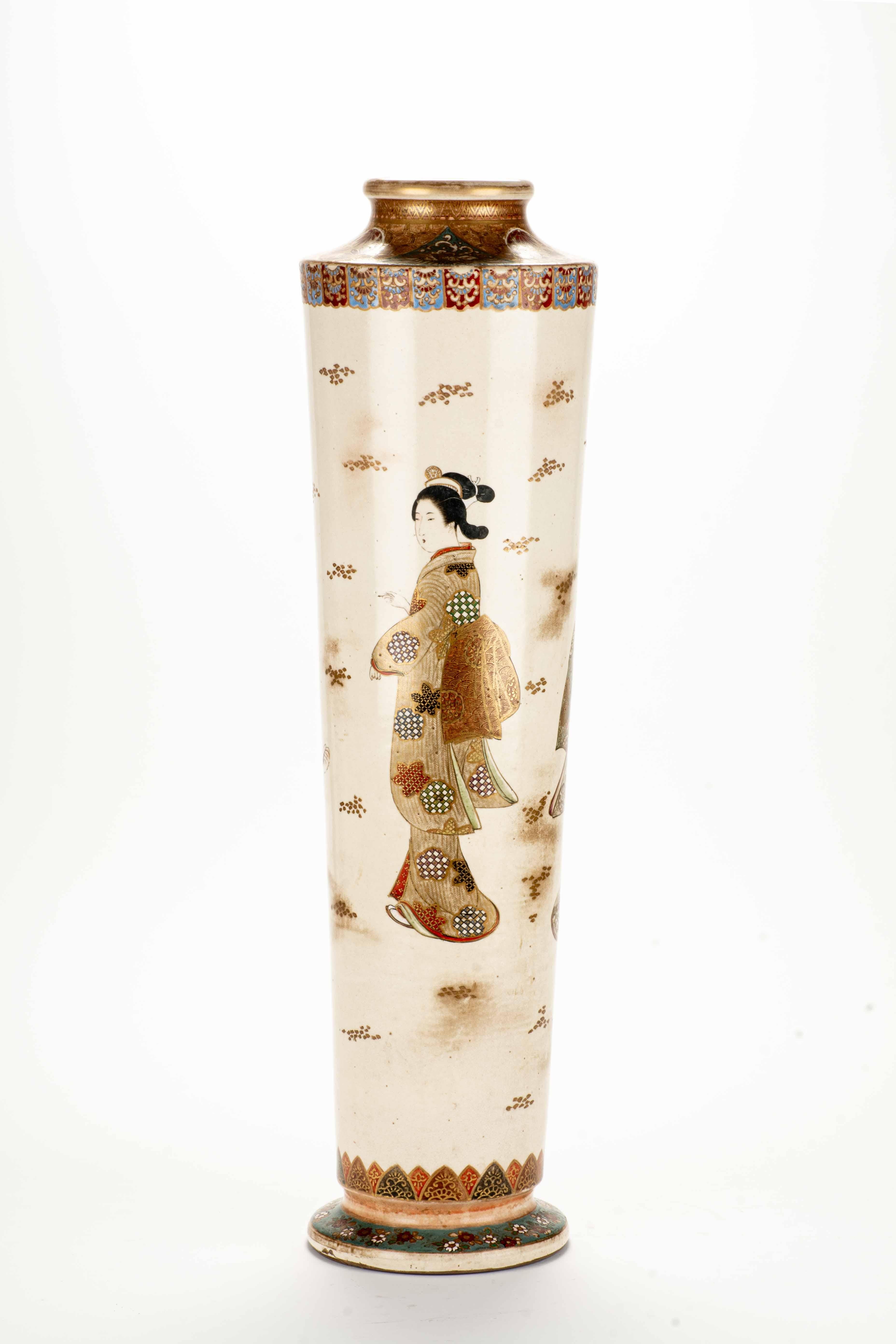 Japonisme Un grand vase Satsuma représentant une scène de la vie quotidienne en vente