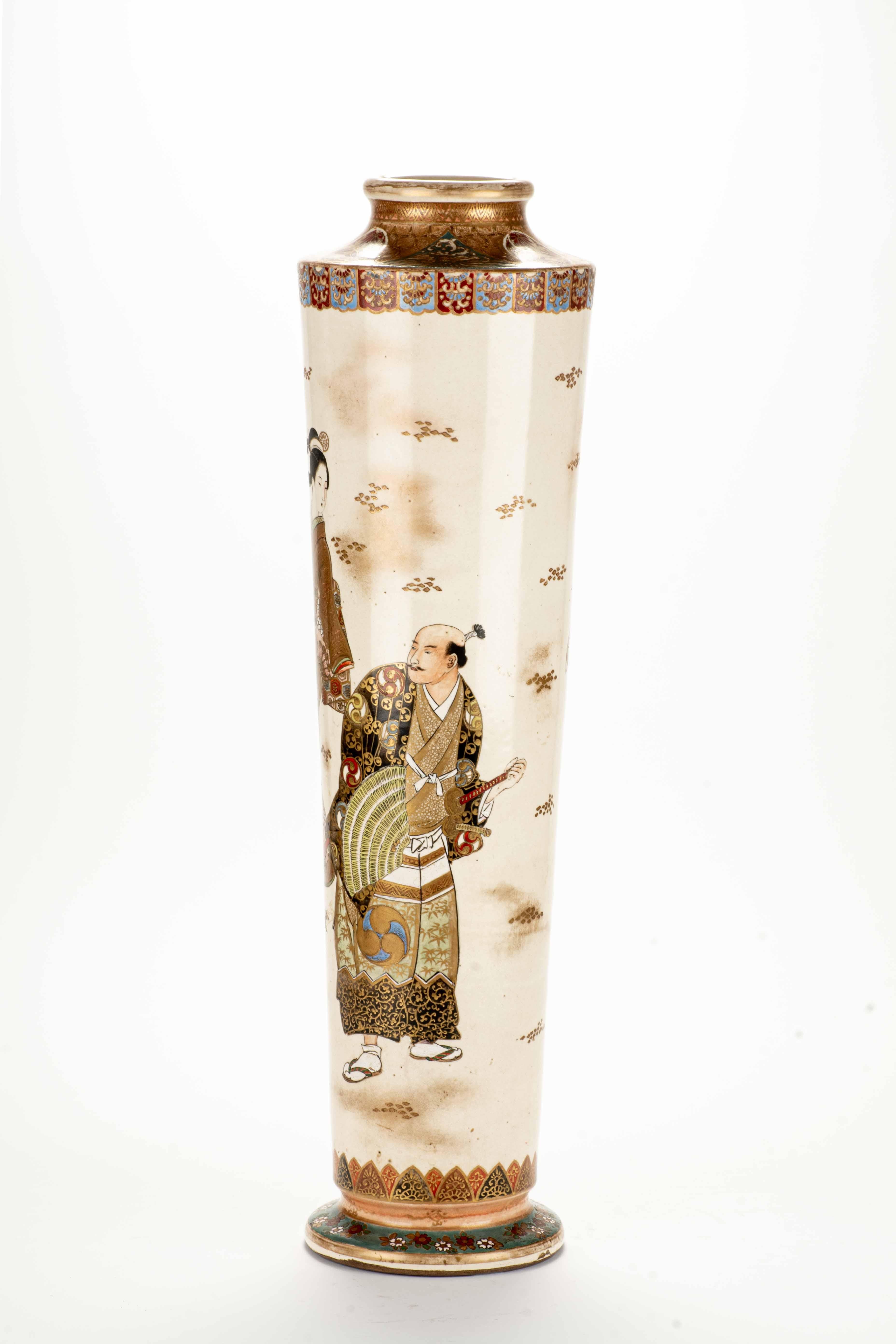 Japonais Un grand vase Satsuma représentant une scène de la vie quotidienne en vente